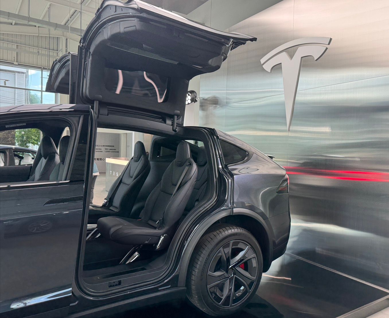 20250827-Model X提供5 / 6 / 7人座多樣化選擇，將於9月起交車。（劉芯衣攝）
