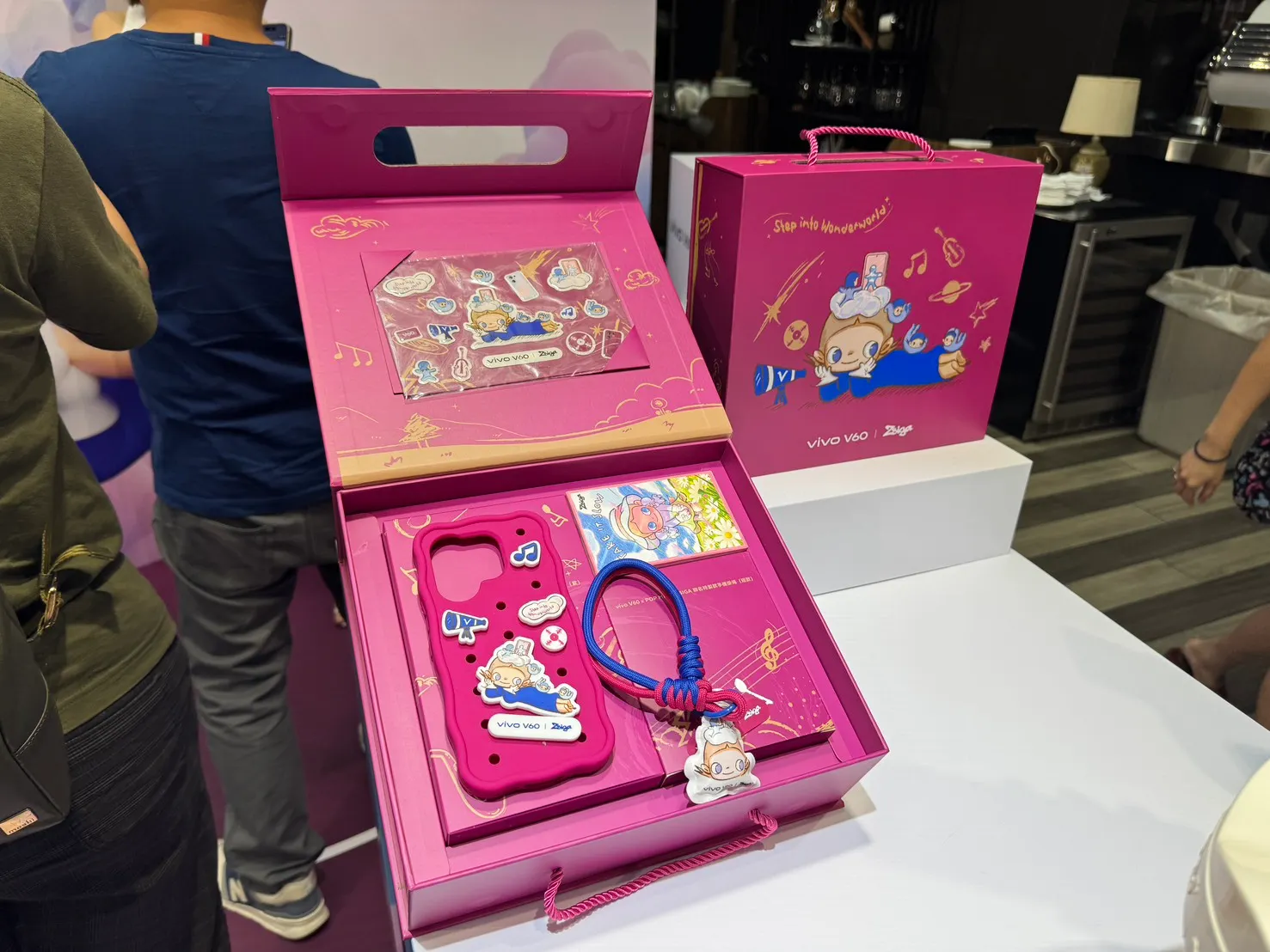 20250827-vivo V60首度與潮玩品牌POP MART旗下人氣IP ZSIGA合作，推出聯名主題、相框及限量周邊。（劉芯衣攝）