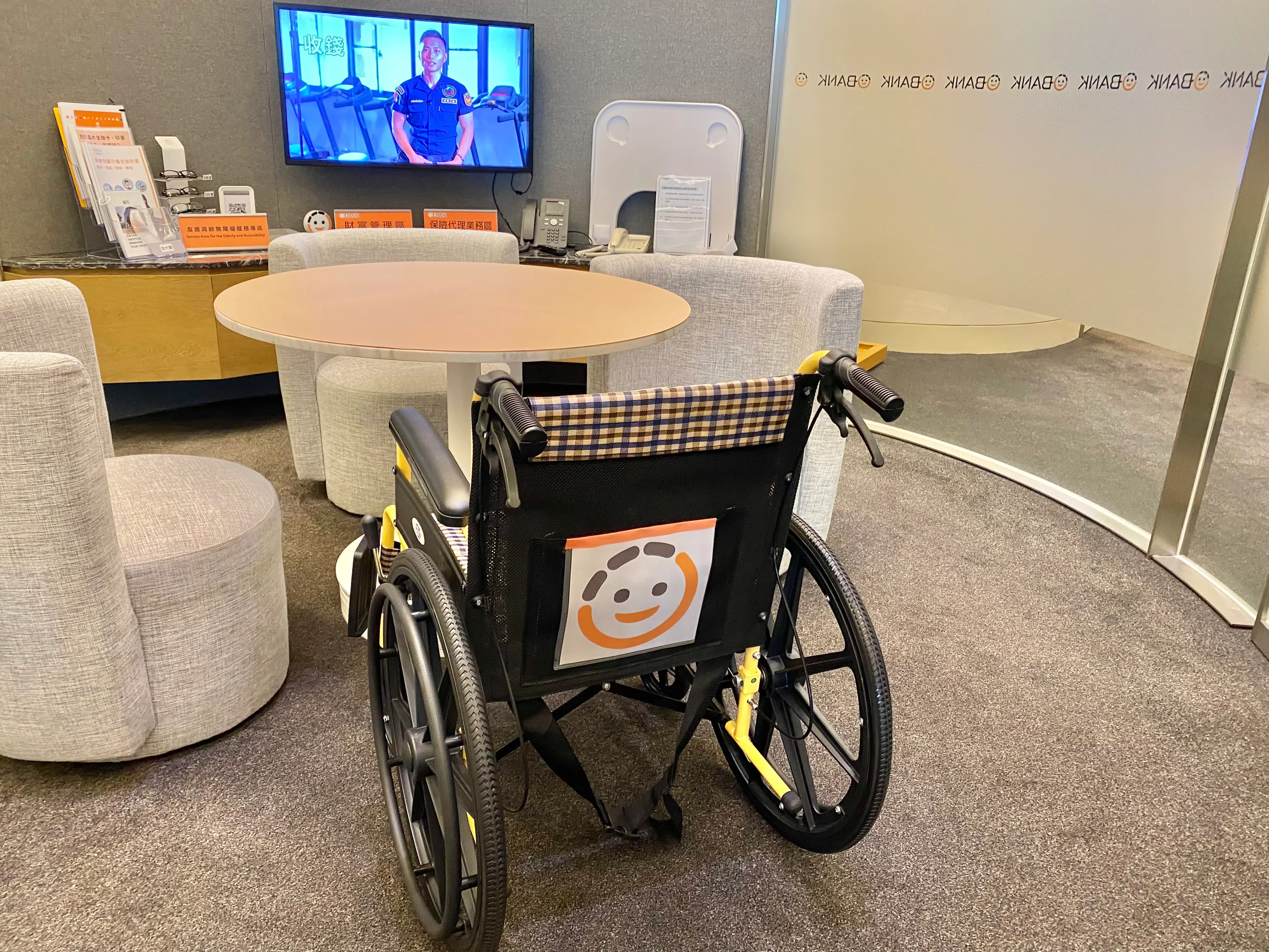 20250827-王道銀行金融友善專區的桌子高度，方便輪椅族進出。（陳怡慈攝）