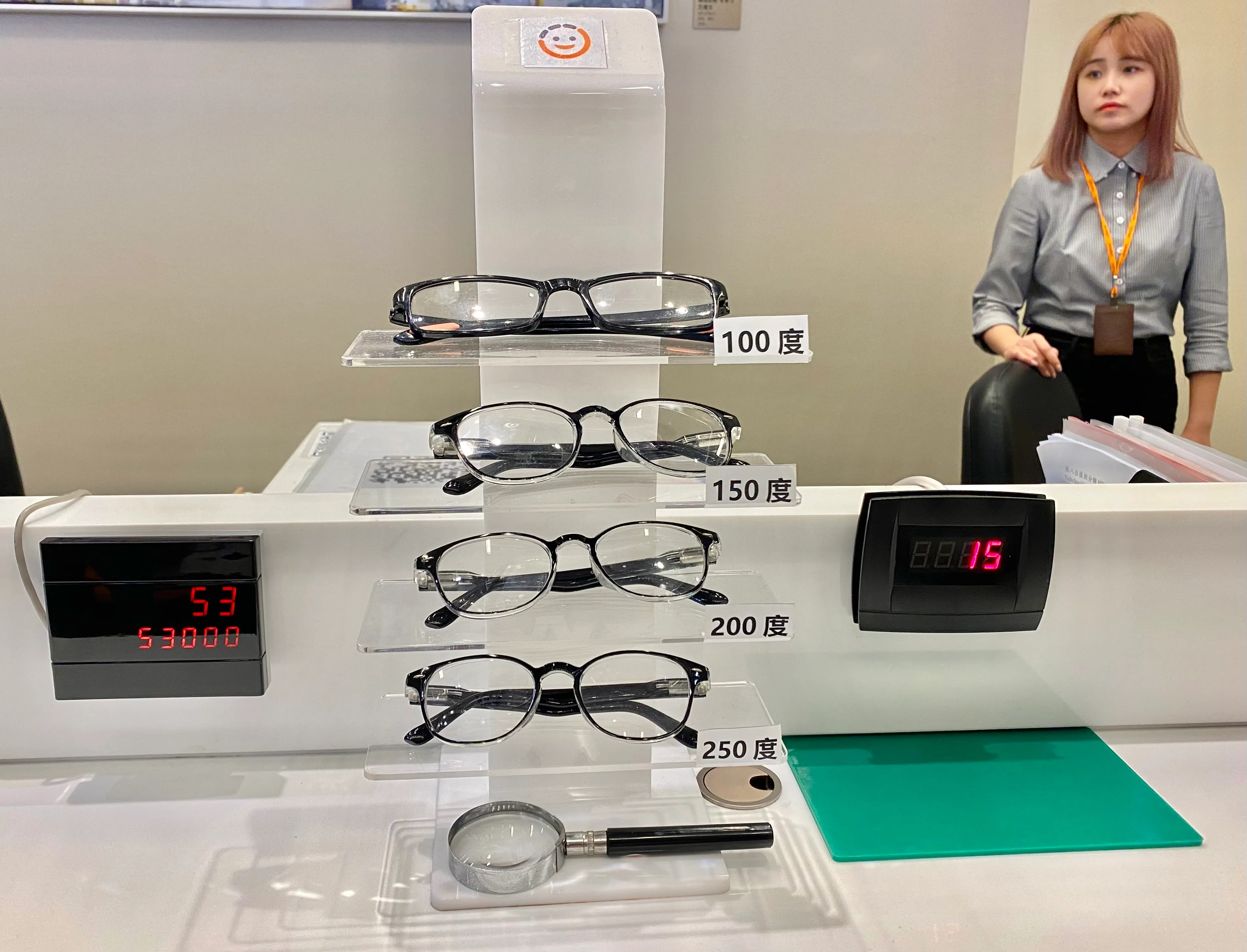 20250827-王道銀行提供不同度數眼鏡，方便客戶閱讀。（陳怡慈攝）