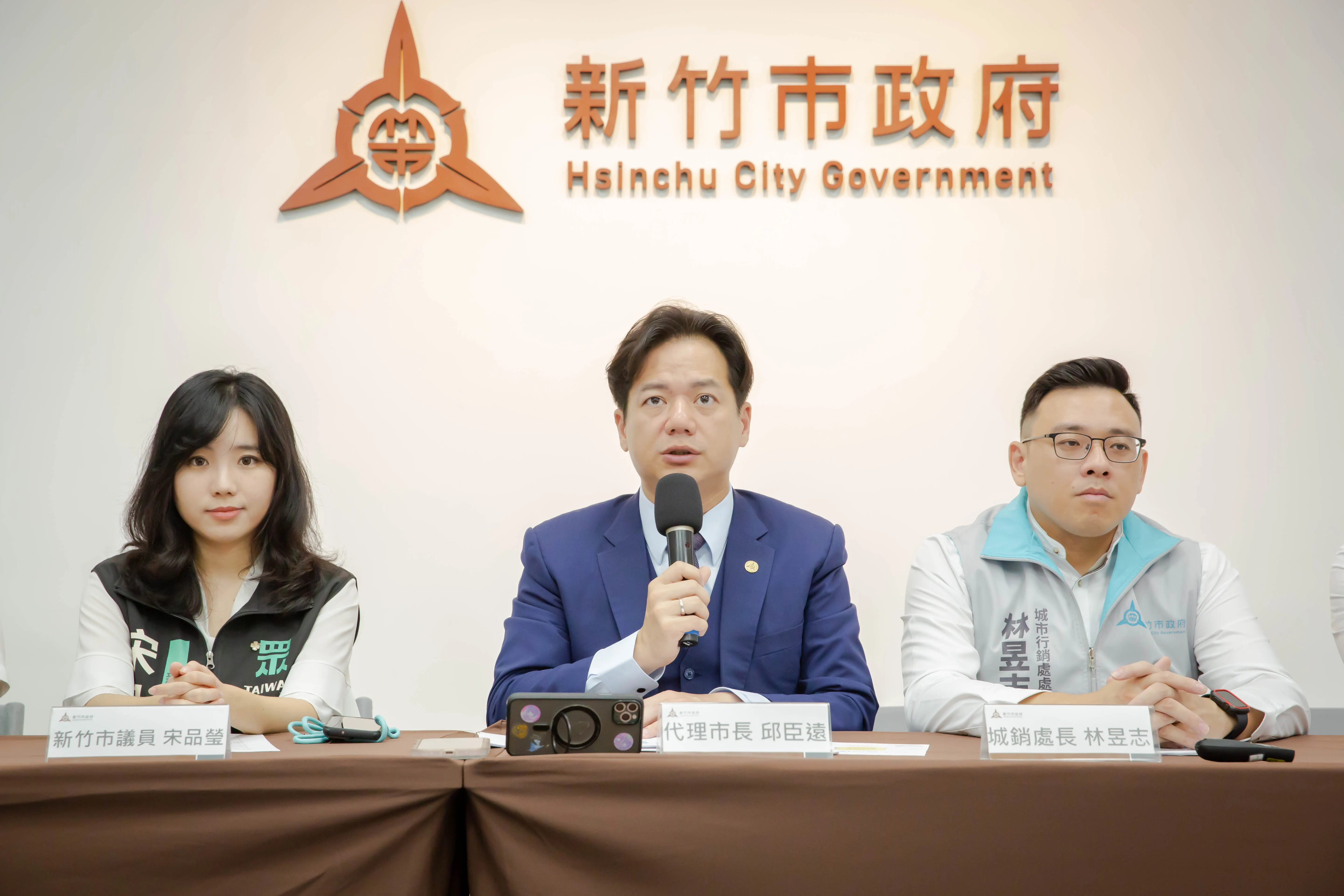 代理市長邱臣遠說明，市府以「國際交流」、「市政考察」、「MOU簽署」等三大面向接軌世界。（圖／新竹市政府提供）