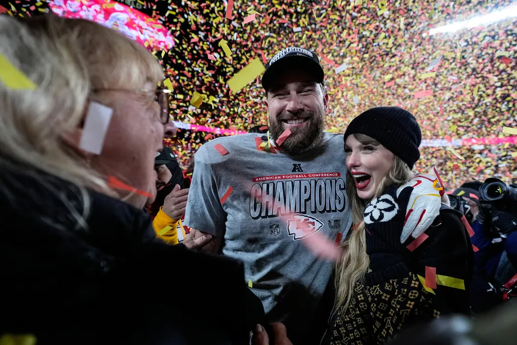 2025年1月26日。ミズーリ州カンザスシティでのNFLAFCチャンピオンシップゲーム後に、テイラー・スウィフトがトラビス・ケルシーのそばに立つ。（AP）