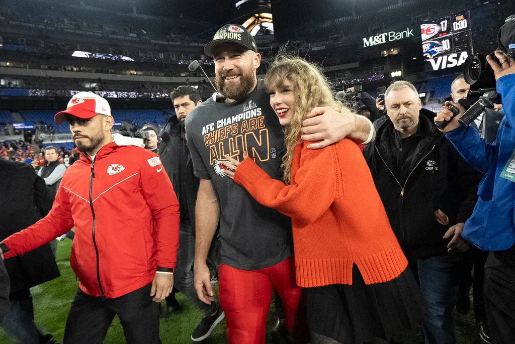 2024年1月28日。凱爾西（Travis Kelce）和泰勒絲（Taylor Seift）在足球賽後一同走出球場。（AP）