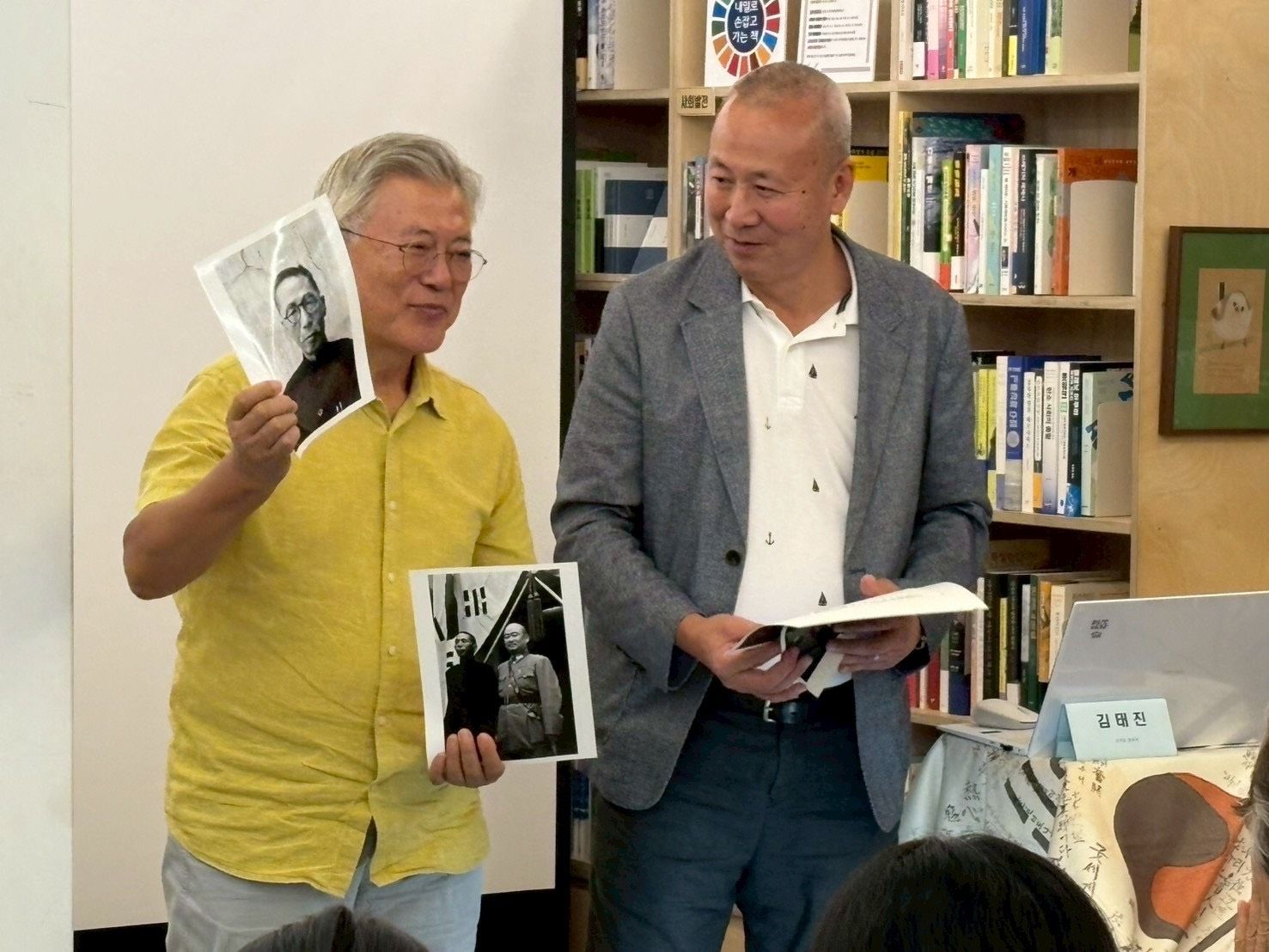 作者徐宗懋與南韓前總統文在寅。（徐宗懋提供）