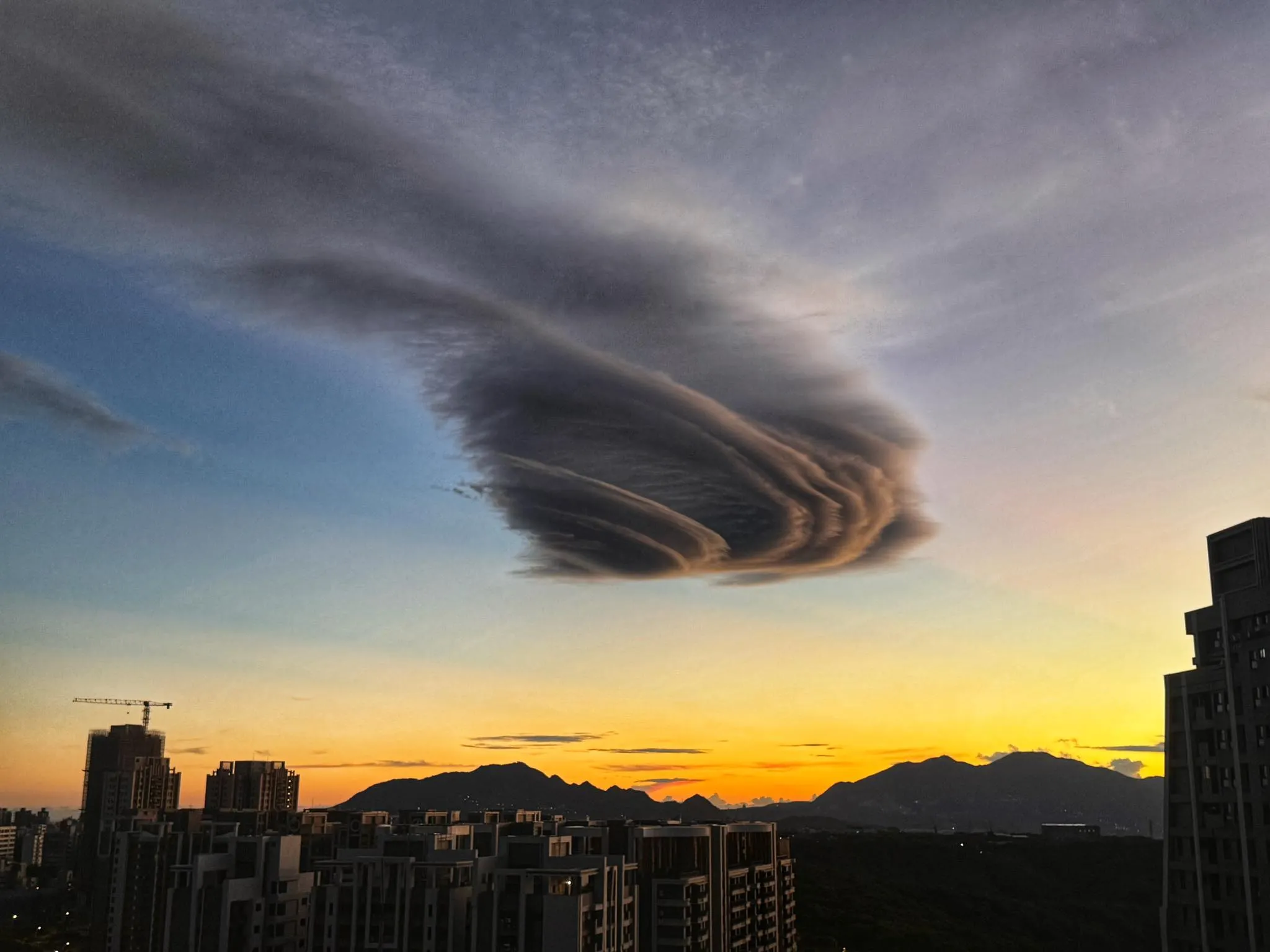 昨（27）天大台北上空驚見一朵「異常雲」。（圖／翻攝自臉書／林口大家庭）