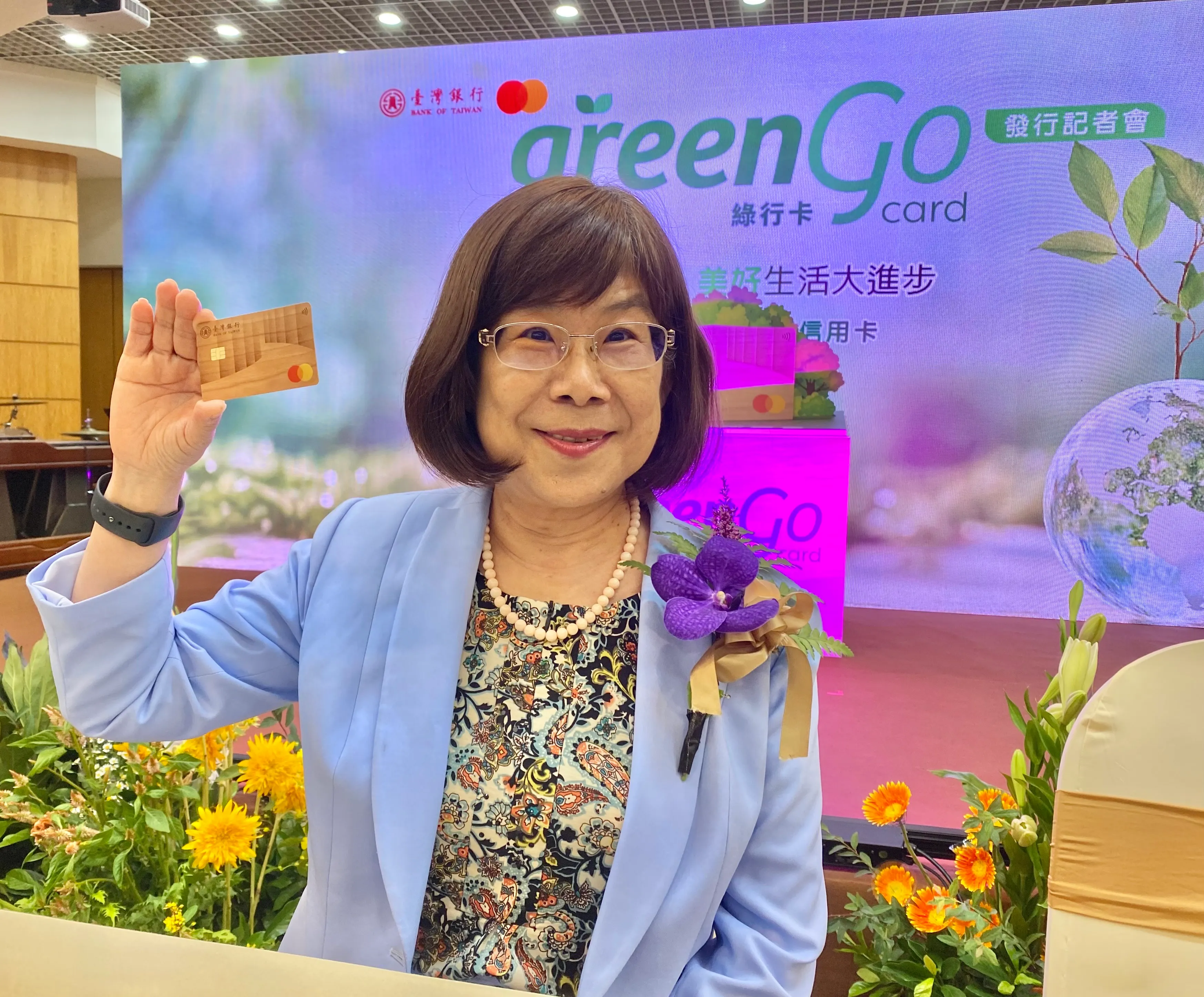 20250828-臺灣金控暨臺灣銀行董事長凌忠嫄鼓勵民眾申辦綠行卡愛地球。（陳怡慈攝）