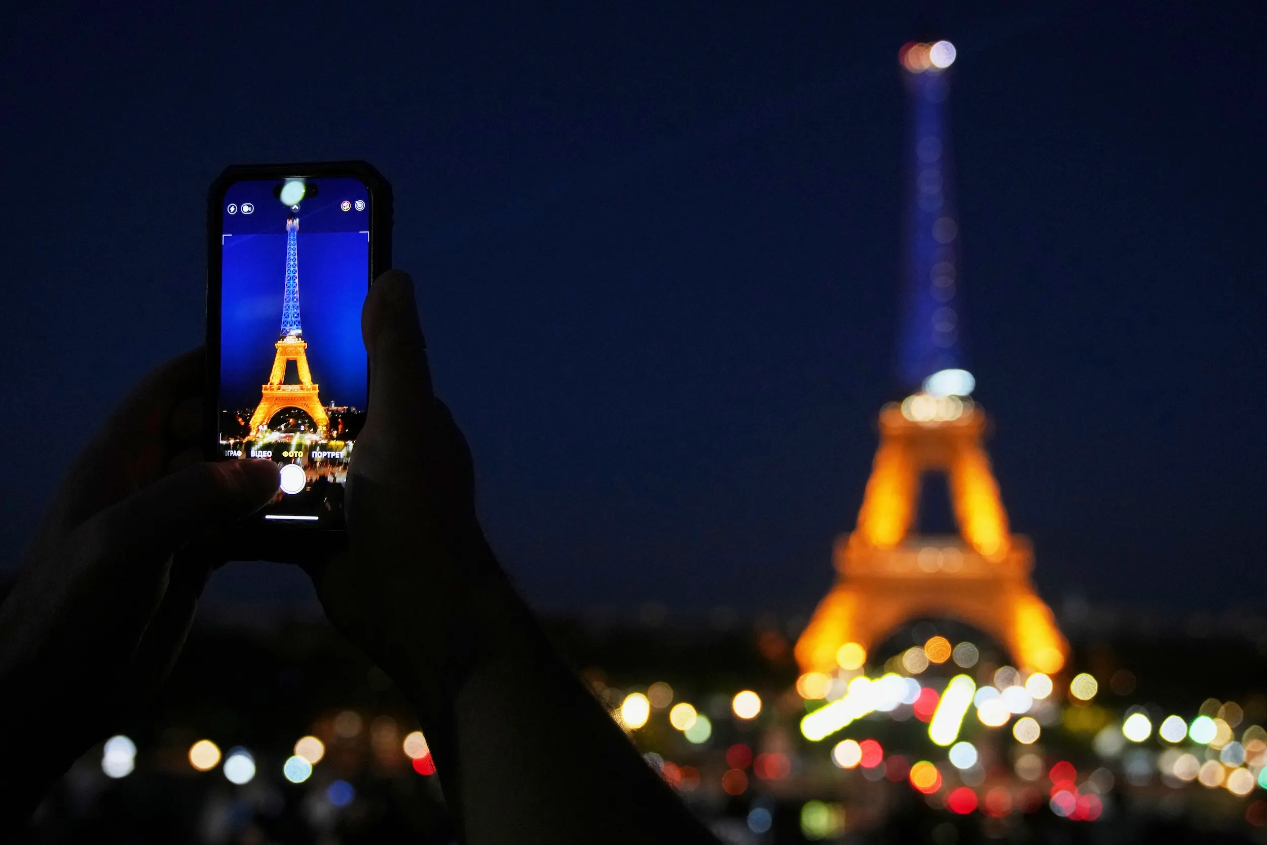 2025年8月24日，巴黎艾菲爾鐵塔亮起烏克蘭國旗顏色的燈光，慶祝烏克蘭獨立紀念日。（美聯社）