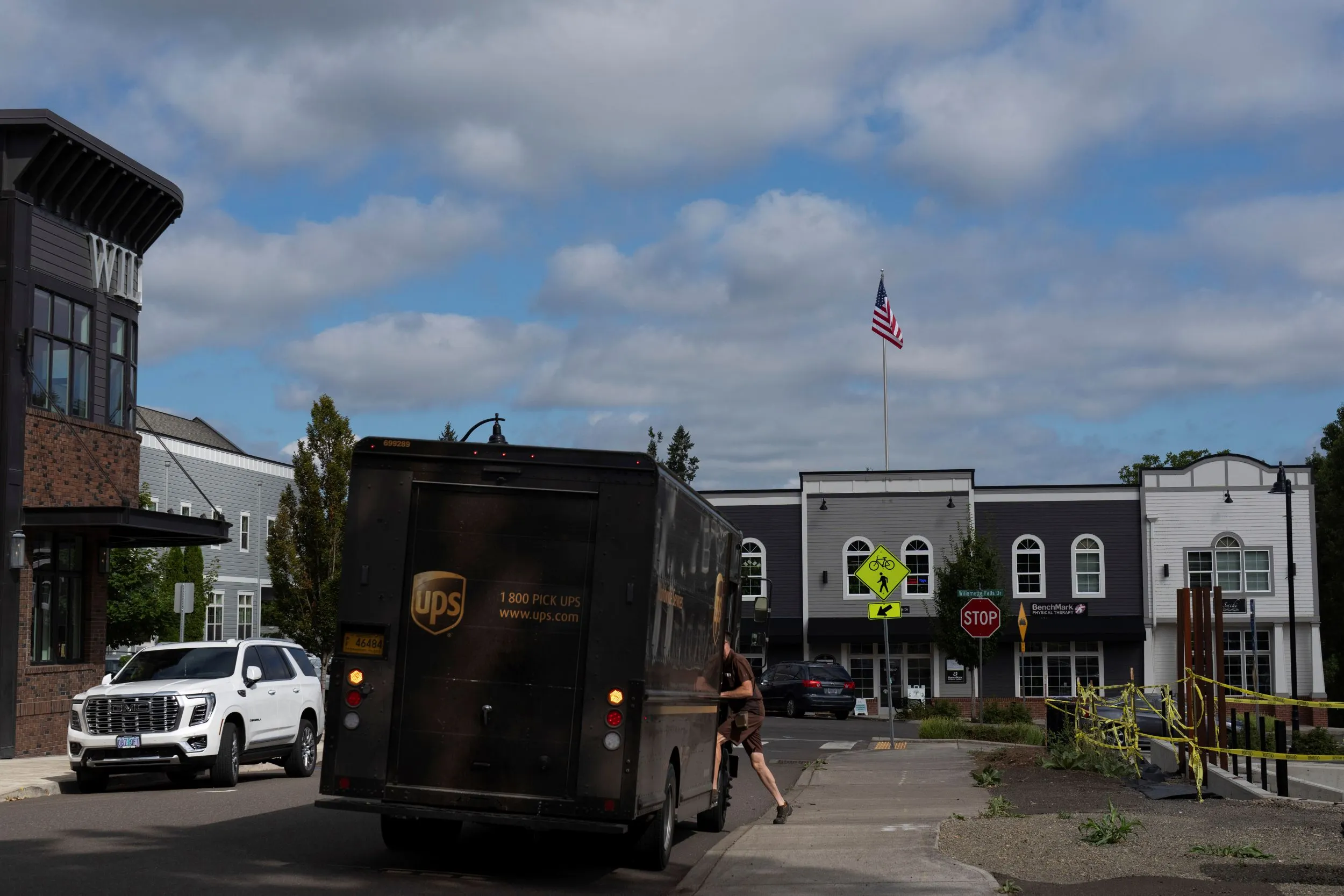 UPS貨車正在進行包裹配送服務。（美聯社）