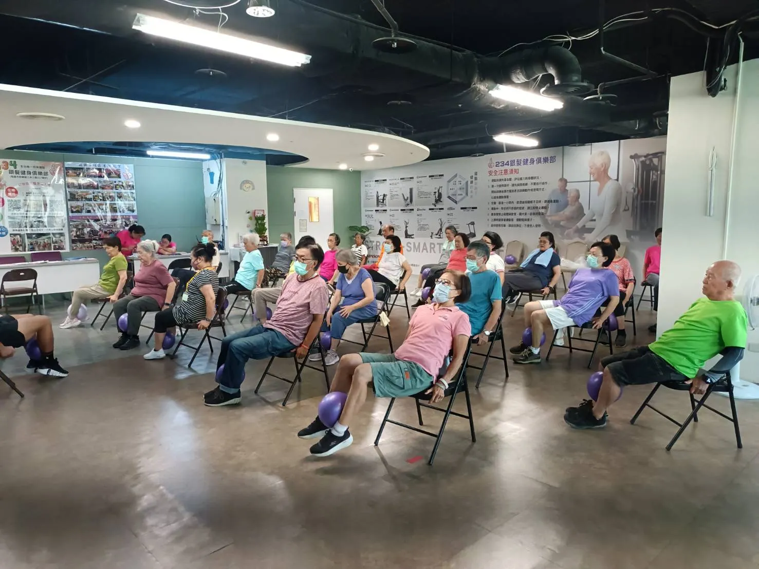 民眾至234銀髮健身俱樂部參加課程。（圖／高雄市政府社會局）