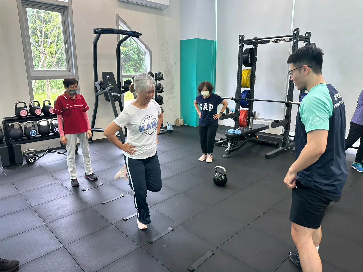 長輩至岡山運動中心參加健身課程。（圖／高雄市政府社會局）