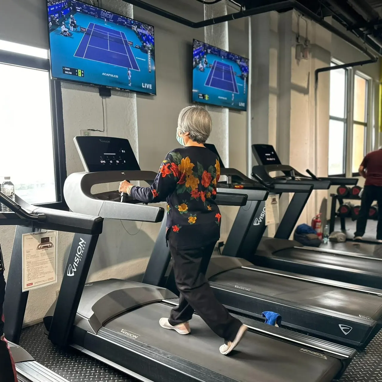 長輩至苓雅運動中心使用健身設施。（圖／高雄市政府社會局）