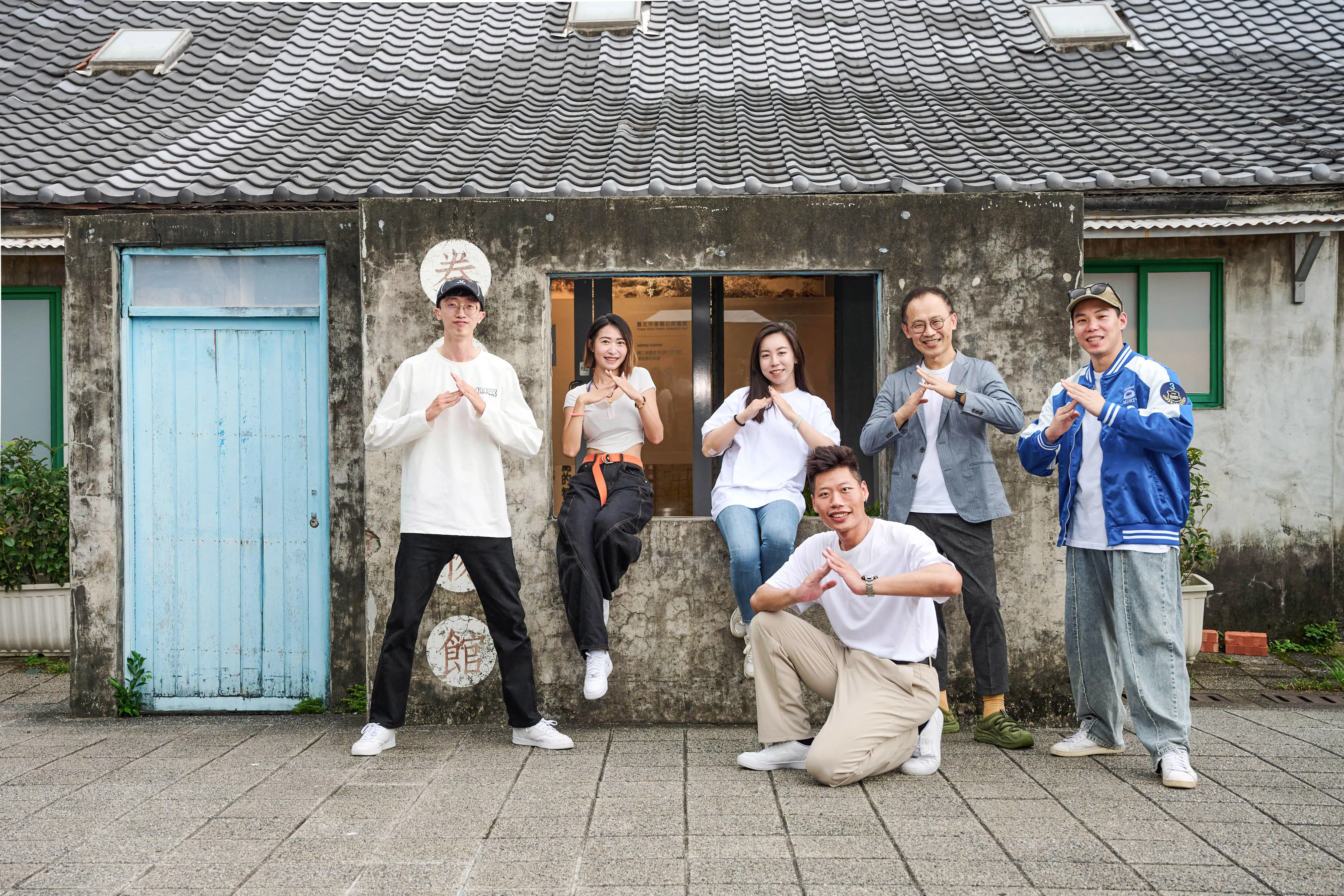 南山人壽資深副總經理陳維新(右二)是這場熱血舞賽事的重要推手之一，與首屆業務組冠軍「N.Life Crew」魏銘漢(左一)、吳佳昀(左二)、陳映瑄(中)、王煒毅(前)、瞿必宸(右一)一同合影。