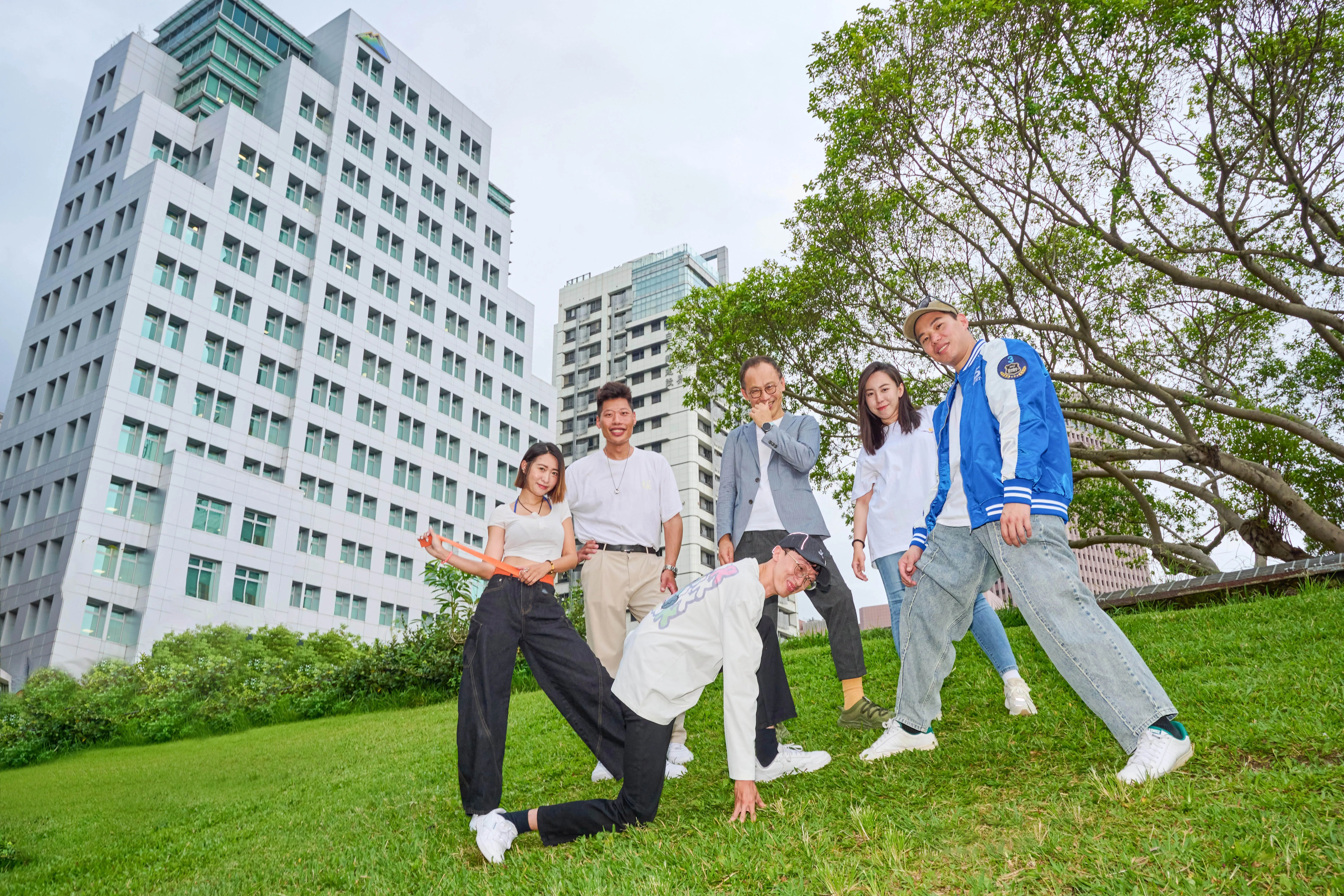 陳維新副總(右三)提到，熱舞大賽是「永續健康行動」的一環，並與BAM APP、舞動列車等計畫串聯，鼓勵民眾養成運動習慣，南山人壽推動的「每日存健康行動」就是將健康落實到生活的具體行動方案。