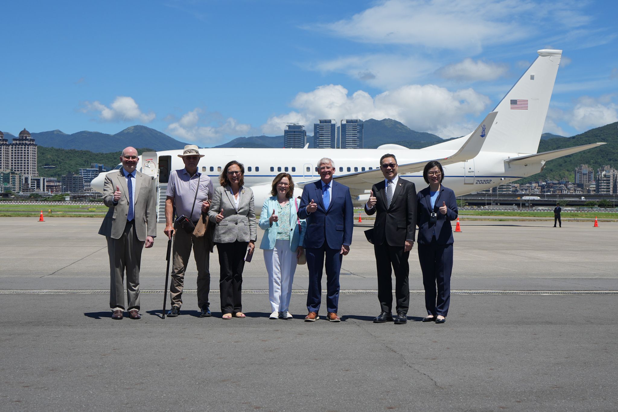 20250829-美國聯邦參議院軍事委員會共和黨籍主席韋克爾攜手共和黨參議員費雪來訪台灣，美國在台協會台北辦事處長谷立言及外交部政務次長陳明祺親自迎接。（外交部提供）