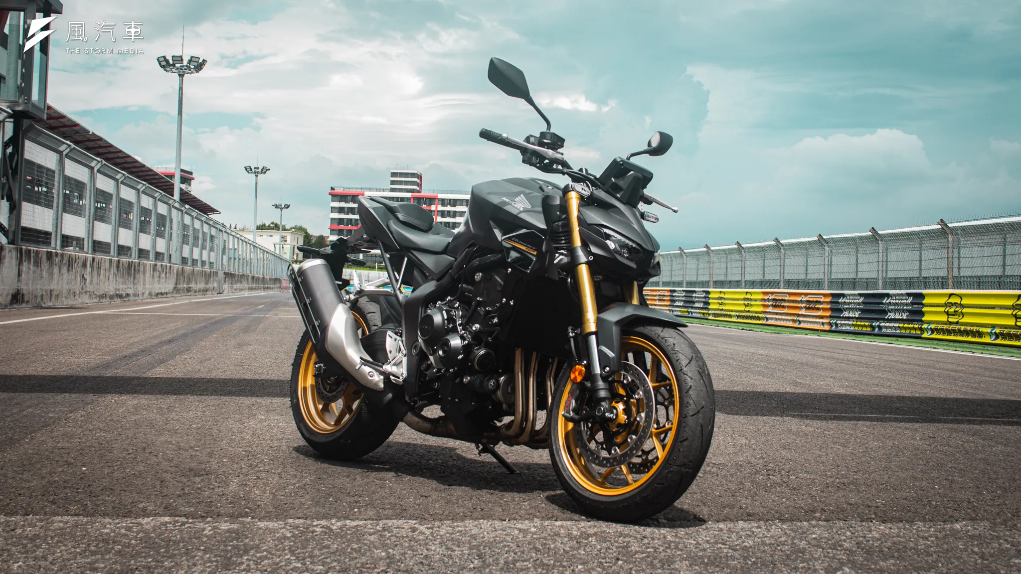 由Honda Taiwan引進的CB1000 Hornet SP為頂規版本，車色統一為啞光黑及金色的質感組合。