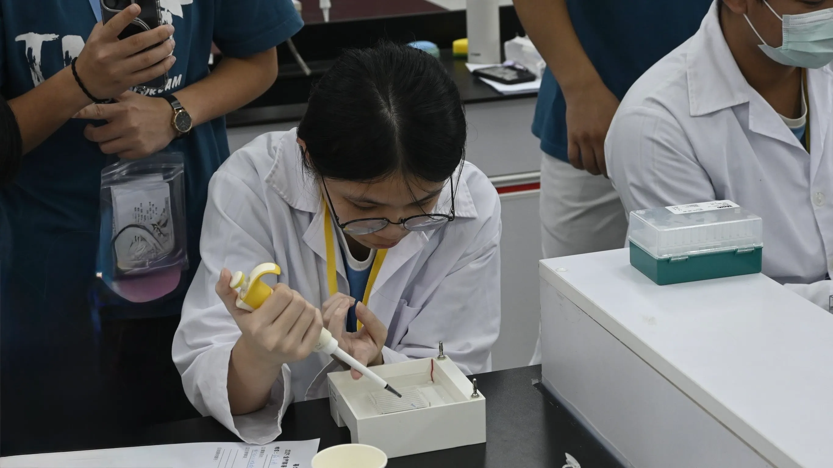 今年課程升級為「生醫職能初探工作坊」，透過「微型職場情境」與「實作探索」，連結產業實務，激發學子對醫學的興趣與職涯想像。