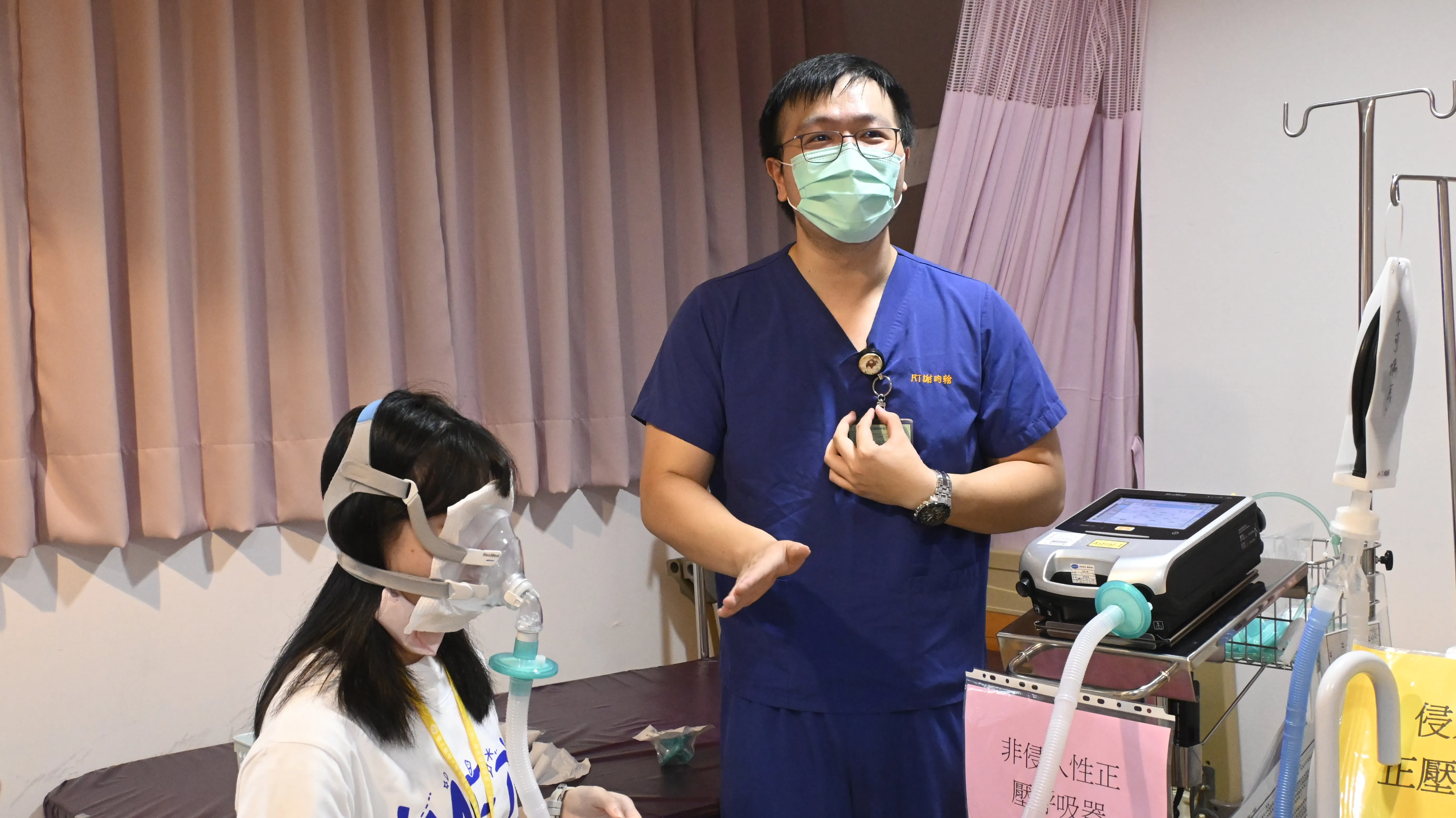 學子赴衛生福利部金門醫院實地參訪，親身體驗非侵入性正壓呼吸器的操作與臨床應用。