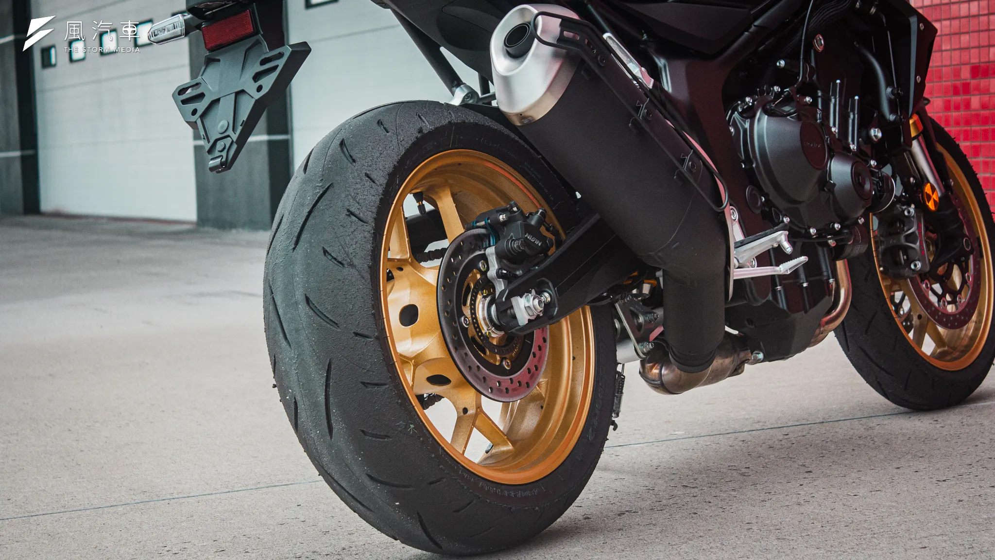 CB1000 Hornet SP在前後輪配置上為常見規格，另外從圖中可以看到台規的排氣管防燙裝置，至於美觀問題就不予置評。