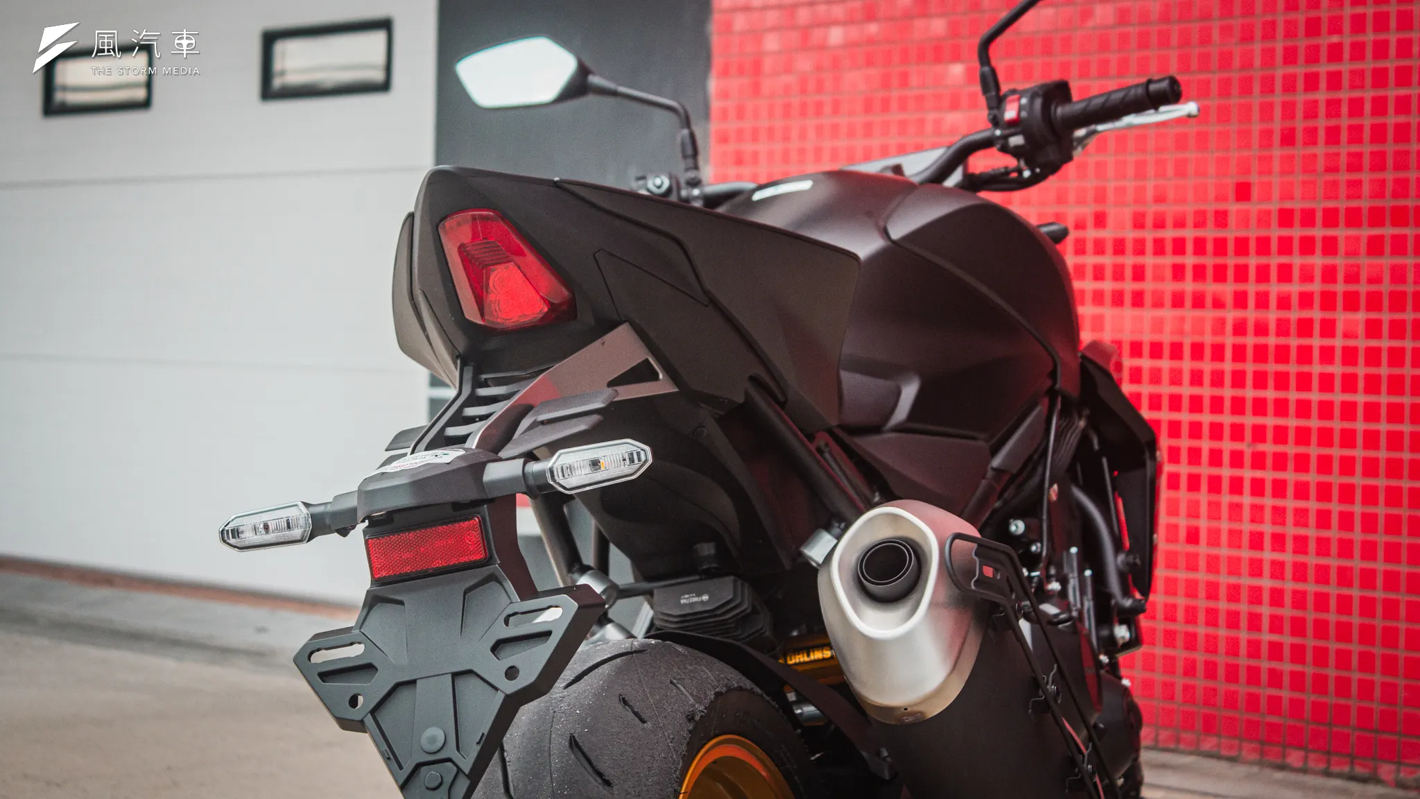 尾殼設計並沒有走時下流行的鏤空風格，改以厚實的表現手法甚至顯得有些保守。