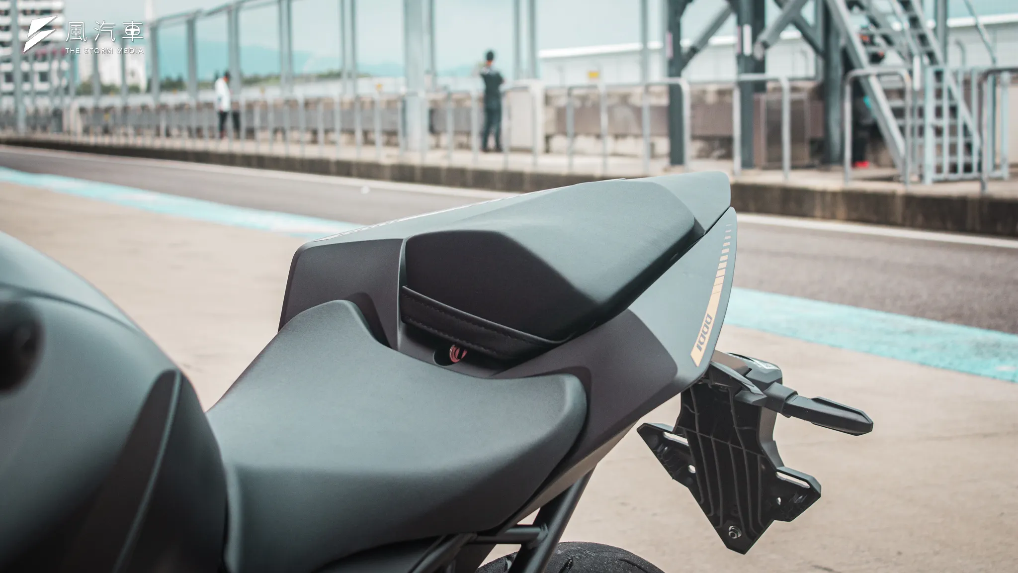 從坐墊向後延伸可以看到明顯的由寬至窄的收線，銳利的車尾凸顯出新世代的黃蜂美學。