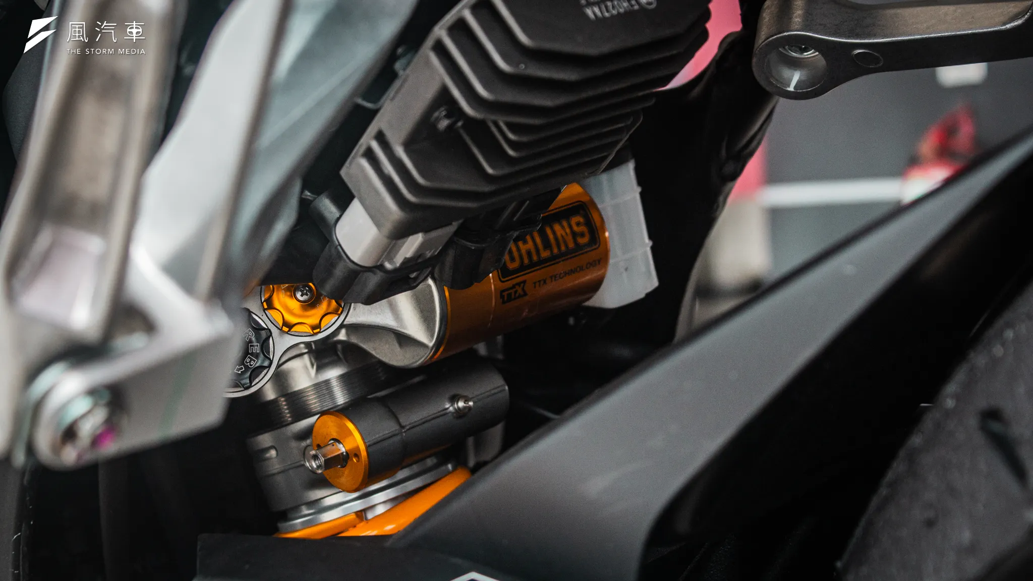 CB1000 Hornet SP有專屬的Öhlins後避震器，調節上非常便利且感受明顯。