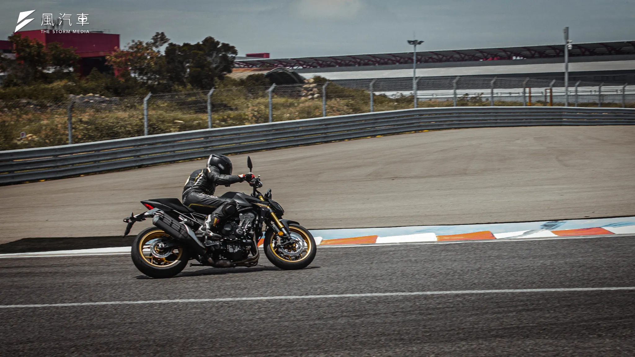 雖然211公斤的車重並不算輕，但集中的重心讓CB1000 Hornet SP有非常離活的轉向反應。