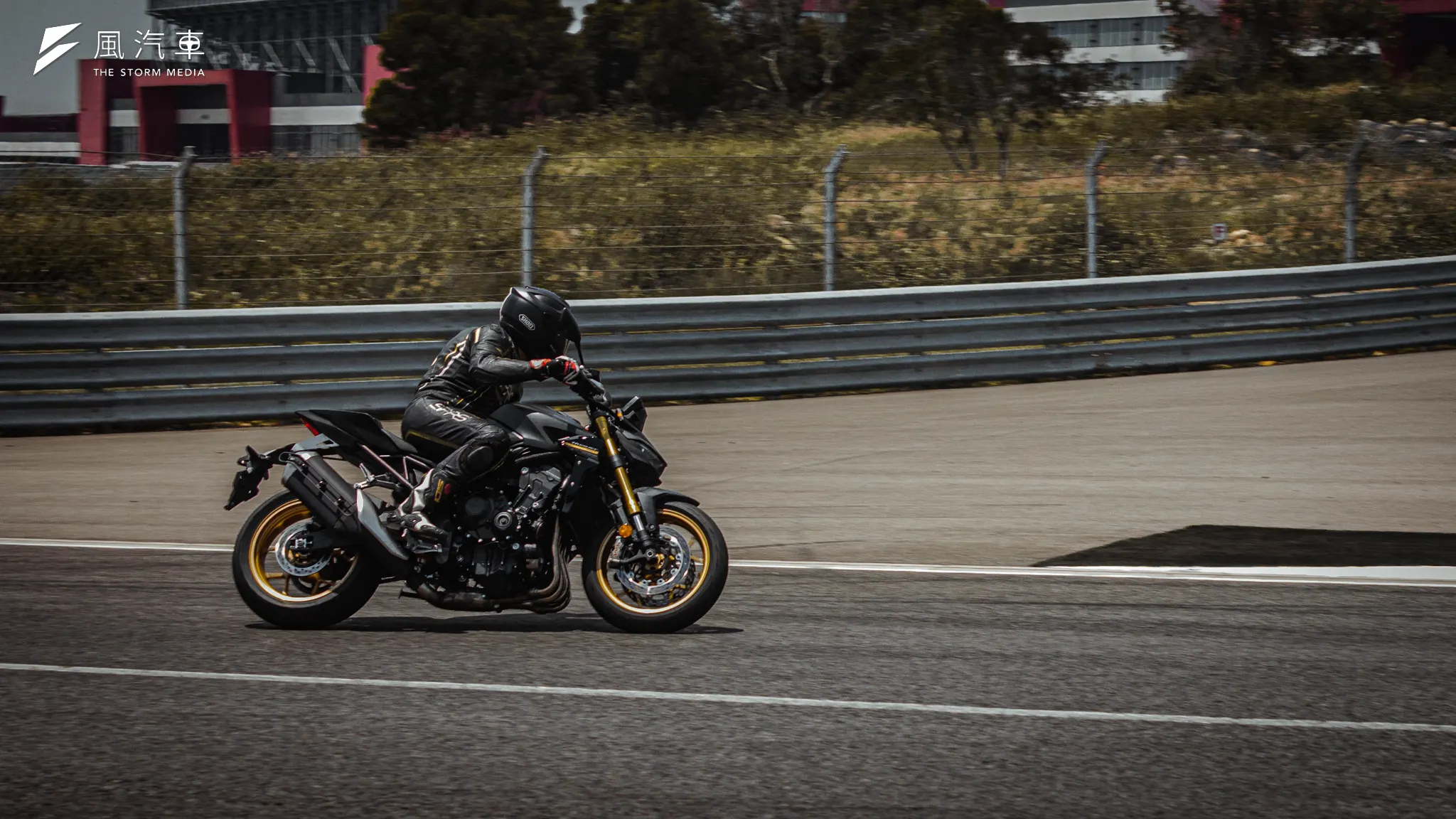 在低轉速時便能發揮出屬於街車的扭力優勢，無奈慘遭削弱的馬力讓快樂的時光過得特別快，過7000轉之後便清楚感受到那說不出的痛。