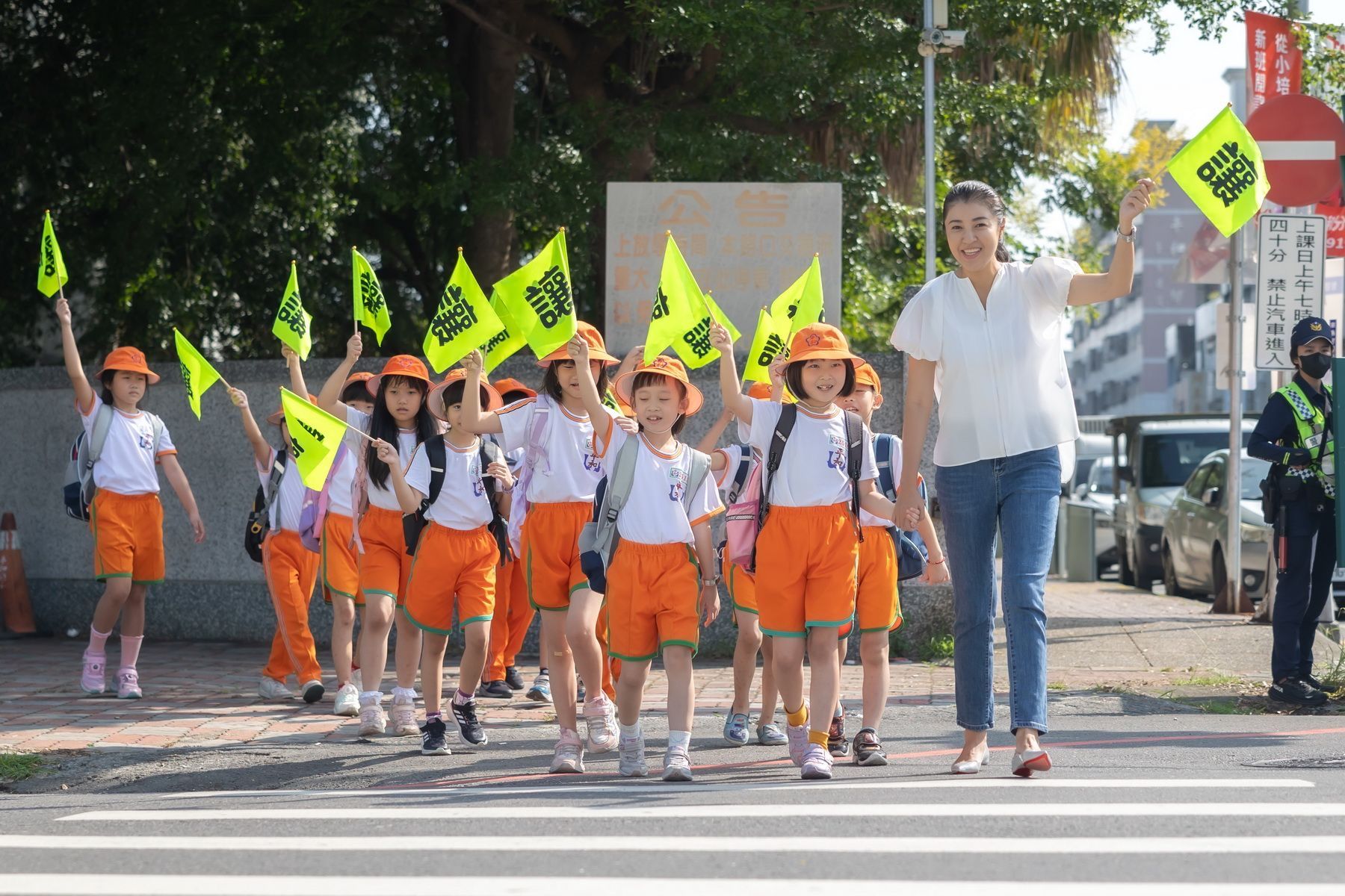 南投縣長許淑華親自示範宣導交安。（圖/南投縣政府）