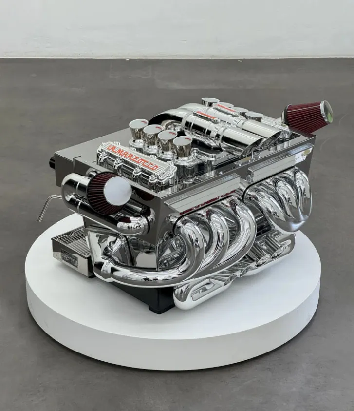 ▲柏林創意工作室「Sucuk & Bratwurst」，攜手義大利咖啡機品牌La Marzocco，推出「SUCUX V8」磁吸改裝套件，讓義式濃縮咖啡機瞬間蛻變為V8超跑引擎。（圖／sucukundbratwurst）