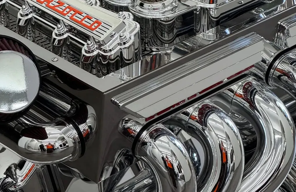 ▲「SUCUX V8」改裝套件細節處理也非常講究，無論是排氣管、進氣歧管、空氣濾清器…等完整還原V8引擎結構。（圖／juststandart）