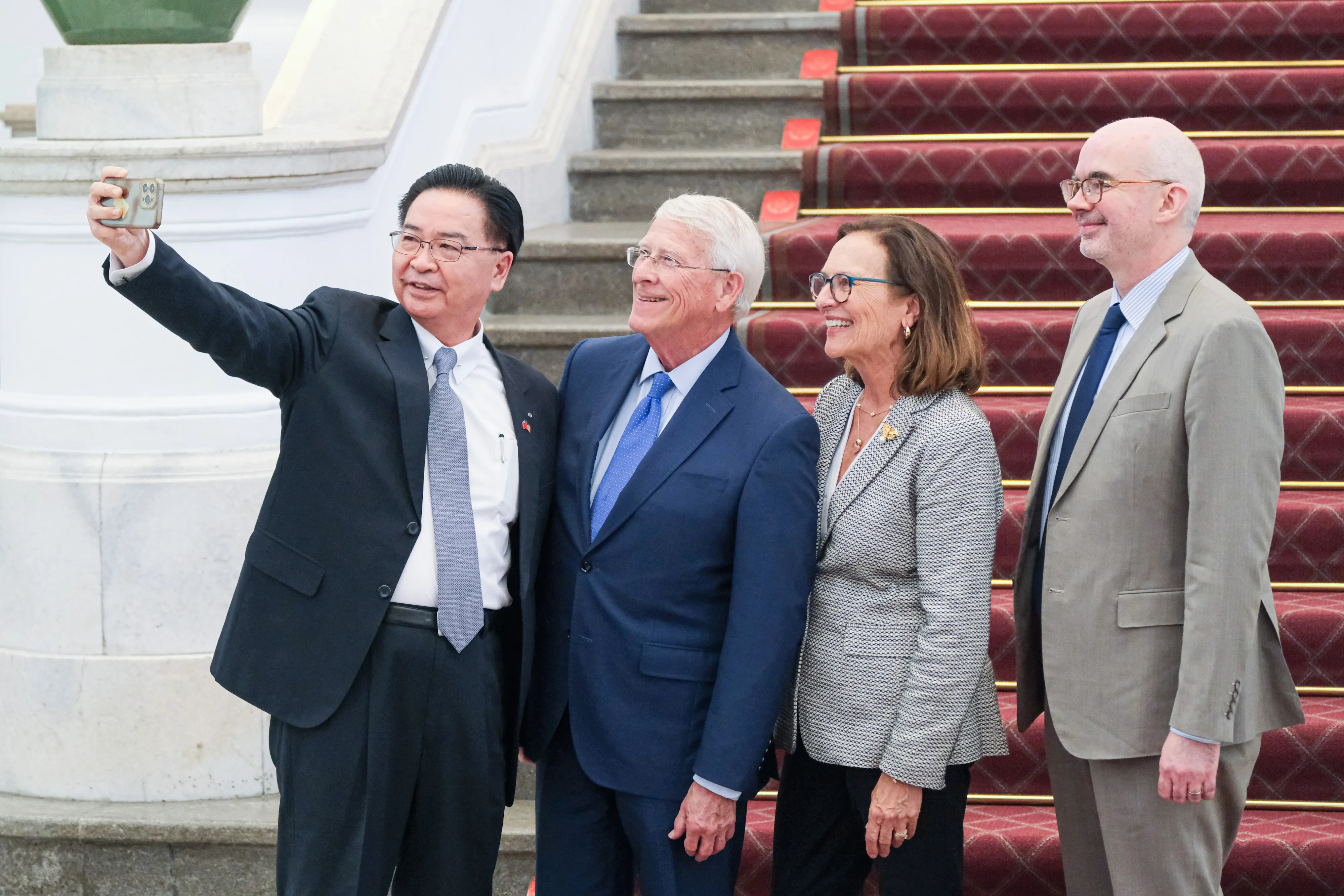 20250829-美國聯邦參議院軍事委員會主席維克（左二）、參議員費雪（右二）29日下午拜會總統府並於會後發表談話，圖為國安會秘書長吳釗燮（左）、美國在台協會處長谷立言（右）與美國參議員的合影。（劉偉宏攝）