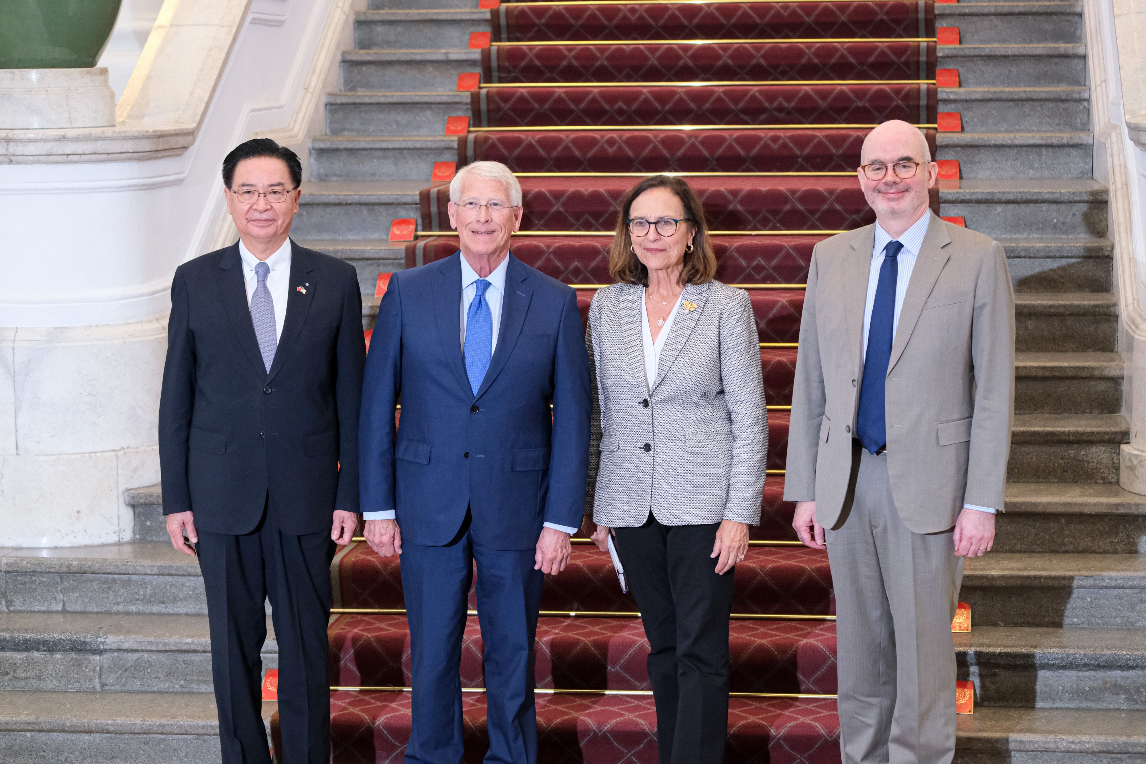 20250829-美國聯邦參議院軍事委員會主席維克（左二）、參議員費雪（右二）29日下午拜會總統府並於會後發表談話，圖為國安會秘書長吳釗燮（左）、美國在台協會處長谷立言（右）與美國參議員的合影。（劉偉宏攝）