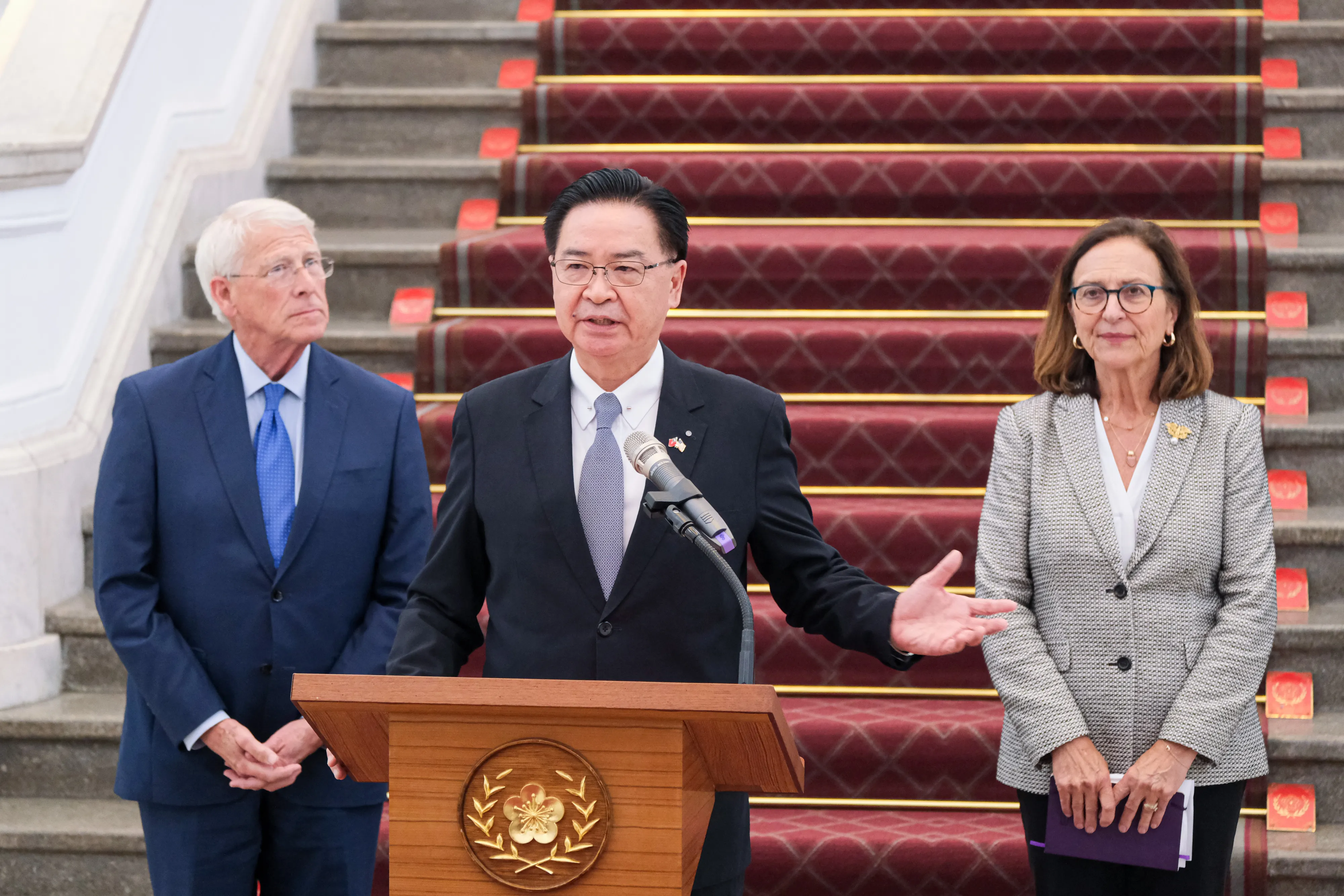 20250829-美國聯邦參議院軍事委員會主席維克（左）、參議員費雪（右）29日下午拜會總統府並於會後發表談話，圖為國安會秘書長吳釗燮（中）。（劉偉宏攝）