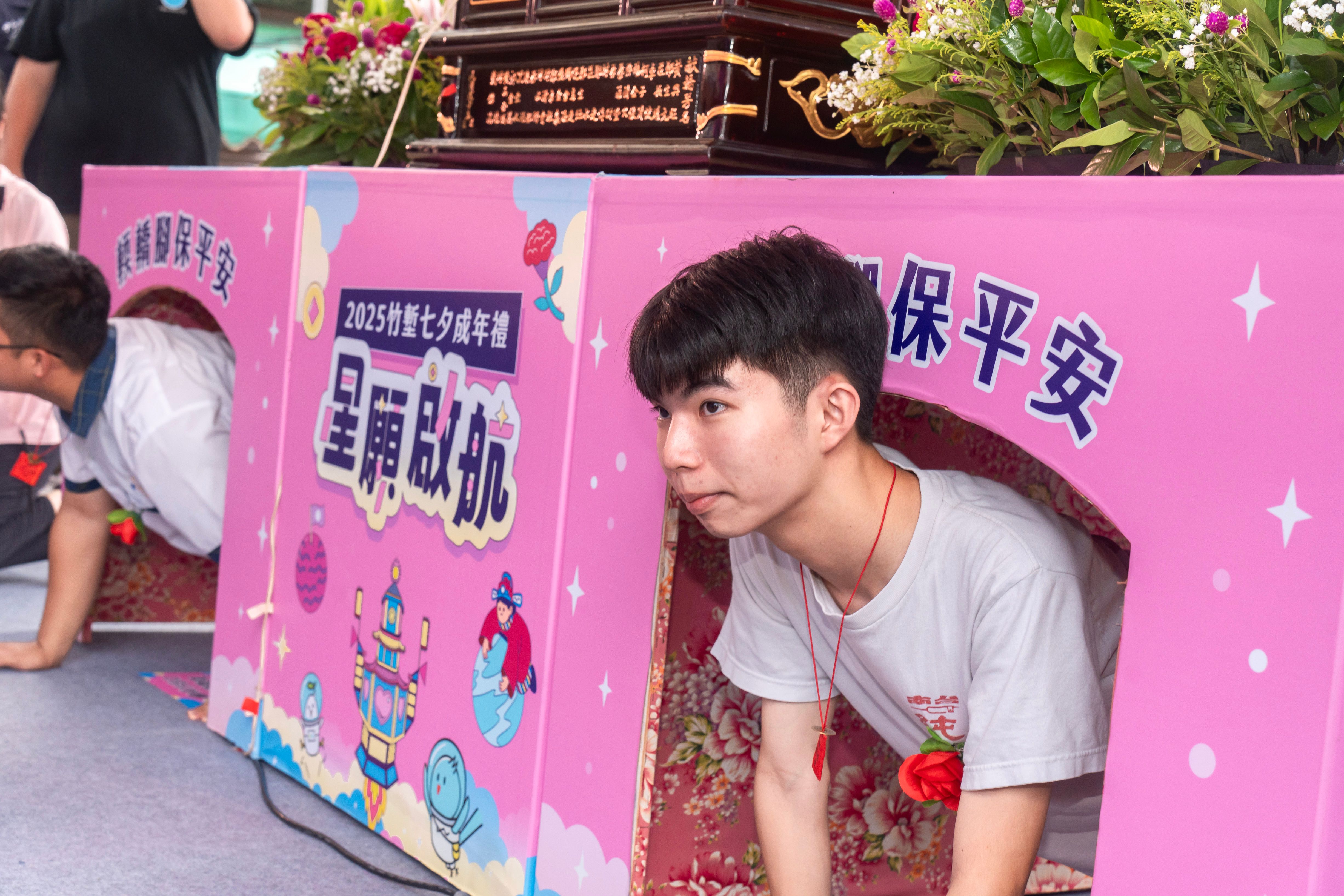 青少年「輭轎腳」寓意拜謝七娘媽過去十六年的照護。（圖／新竹市政府提供）