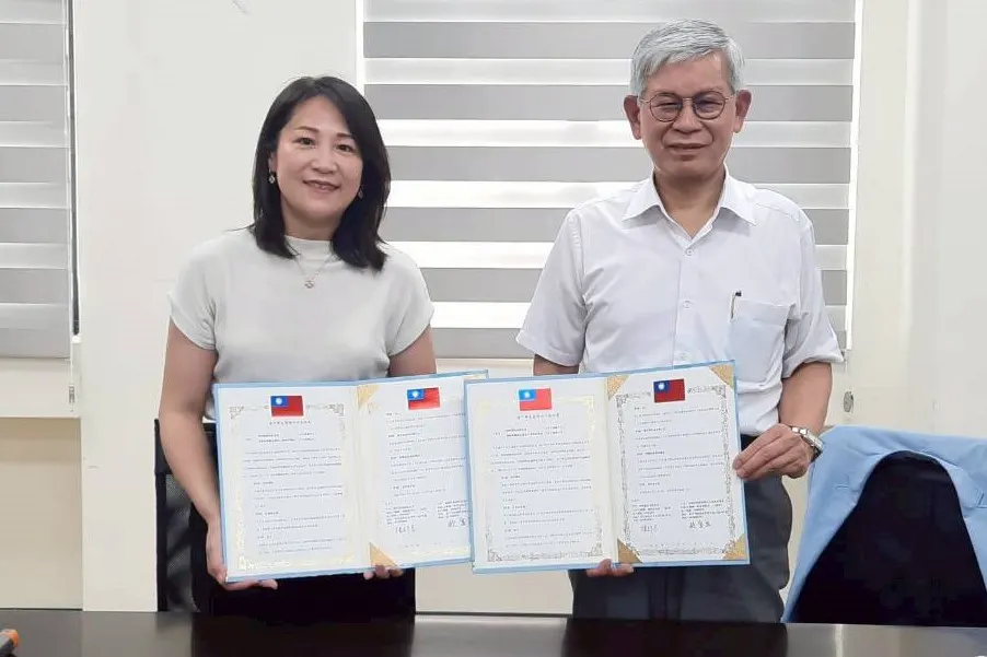 新竹縣政府教育局長楊郡慈與童綜合醫院研發創新中心院長歐宴泉代表簽署MOU。（圖／新竹縣政府提供）