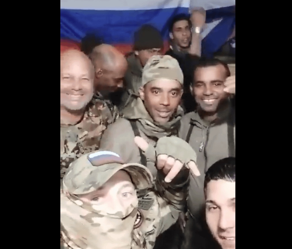 大批古巴男性簽約加入俄軍，並前往烏克蘭前線參與戰事。（翻攝自X粉專影片）