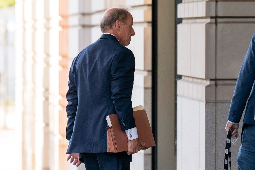 2025年8月29日。聯準會理事庫克（Lisa Cook）的律師羅艾爾（Abbe Lowell）抵達華盛頓聯邦法院。（AP）