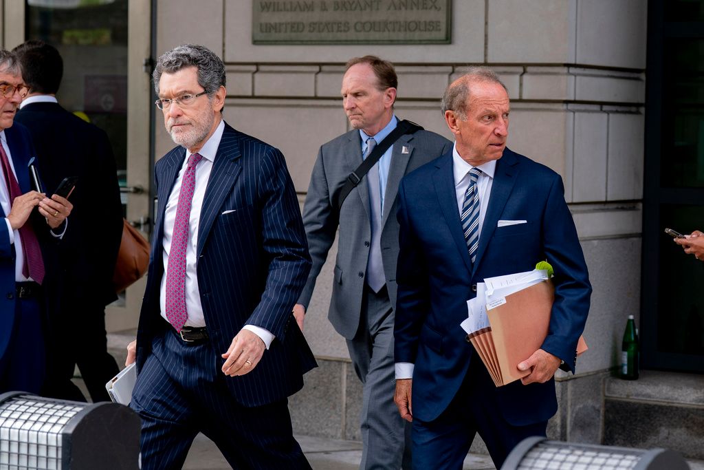 2025年8月29日。聯準會理事庫克（Lisa Cook）的律師艾森（Norm Eisen）和羅艾爾（Abbe Lowell）走出華盛頓聯邦法院。（AP）