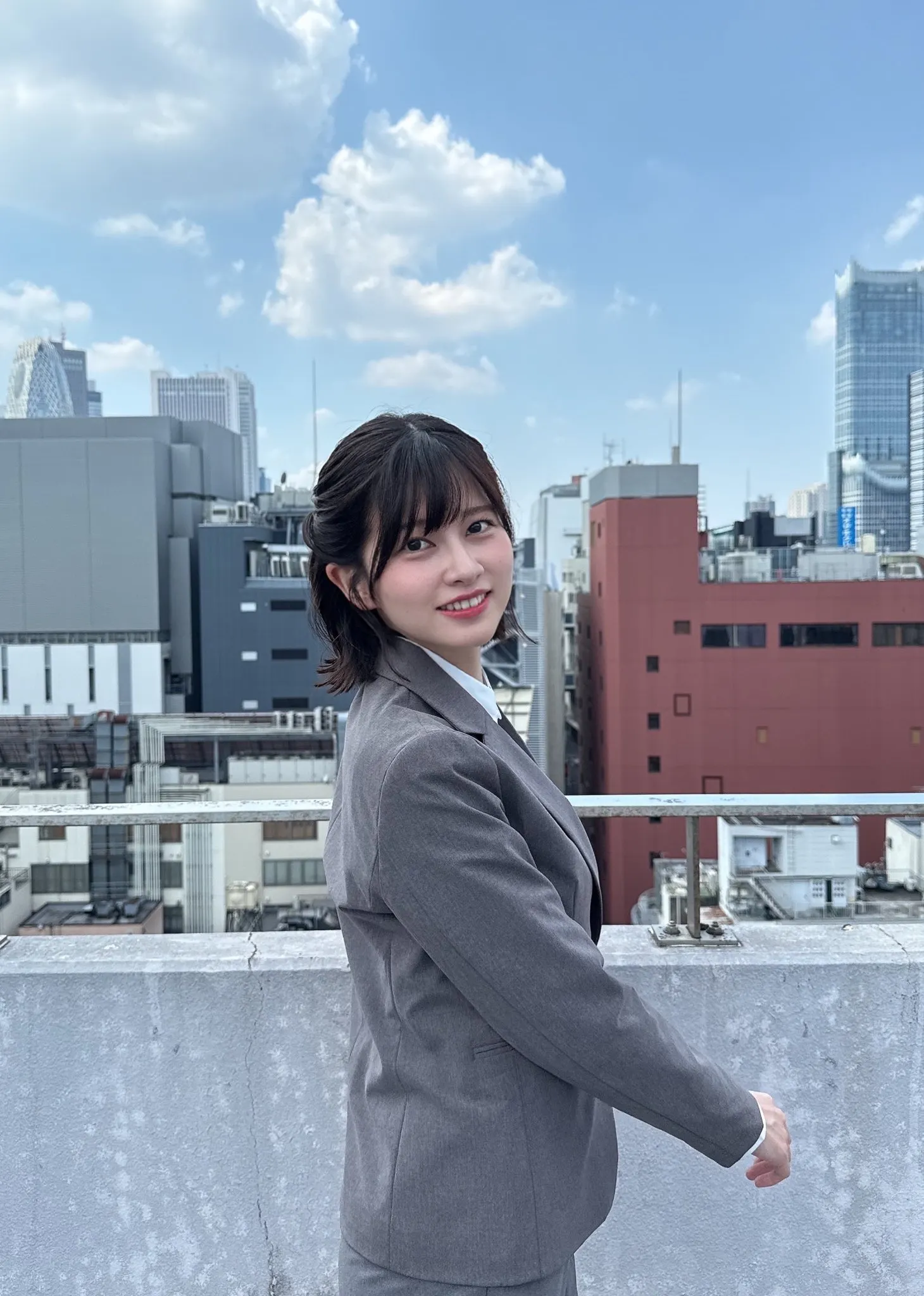 日本人会社員のSAO（荒木佐保里）が、世界的バズを受けて初のソロ曲「OHAYO」を発表した。荒木佐保里