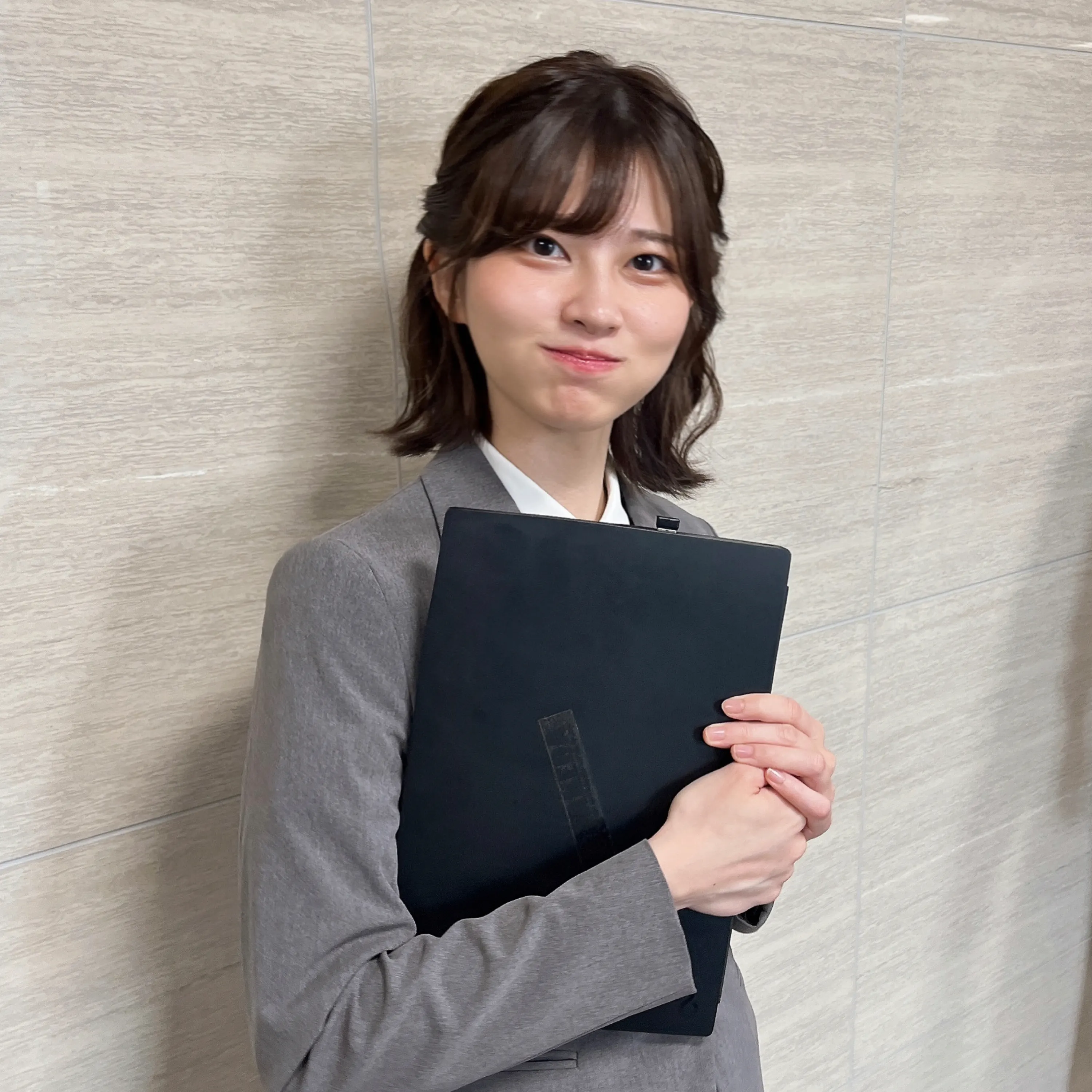 日本人会社員のSAO（荒木佐保里）が、世界的バズを受けて初のソロ曲「OHAYO」を発表した。荒木佐保里