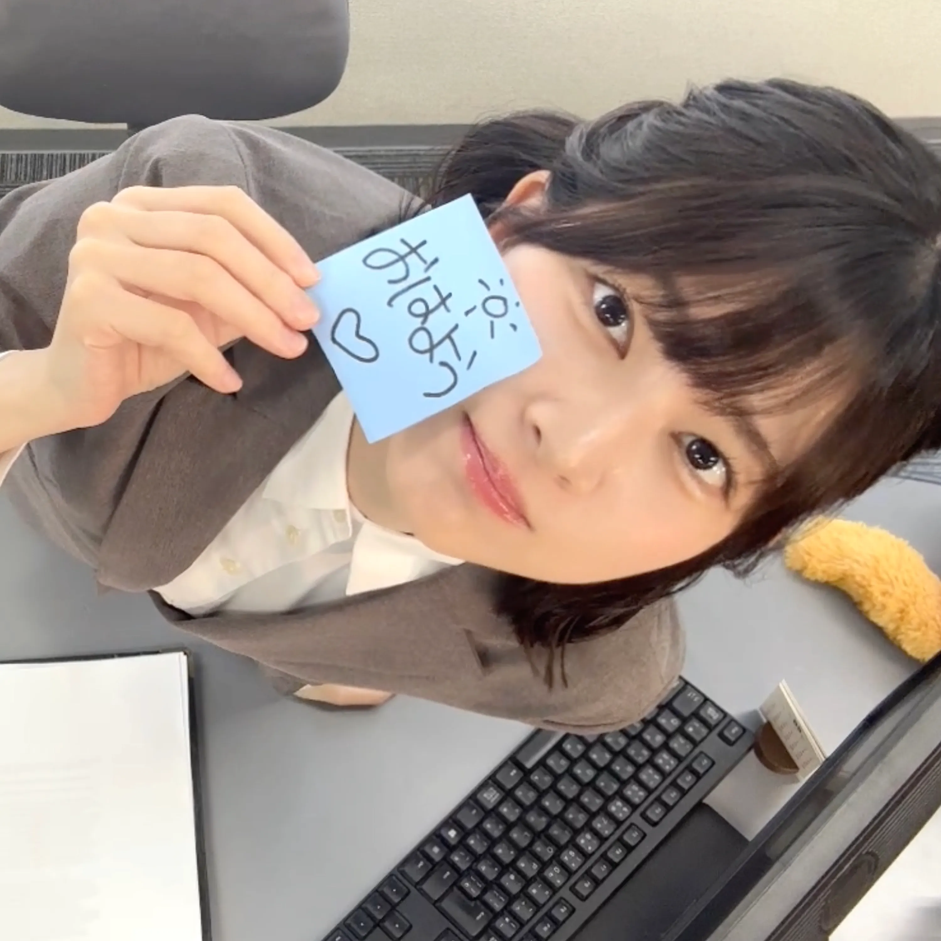 日本人会社員のSAO（荒木佐保里）が、世界的バズを受けて初のソロ曲「OHAYO」を発表した。荒木佐保里