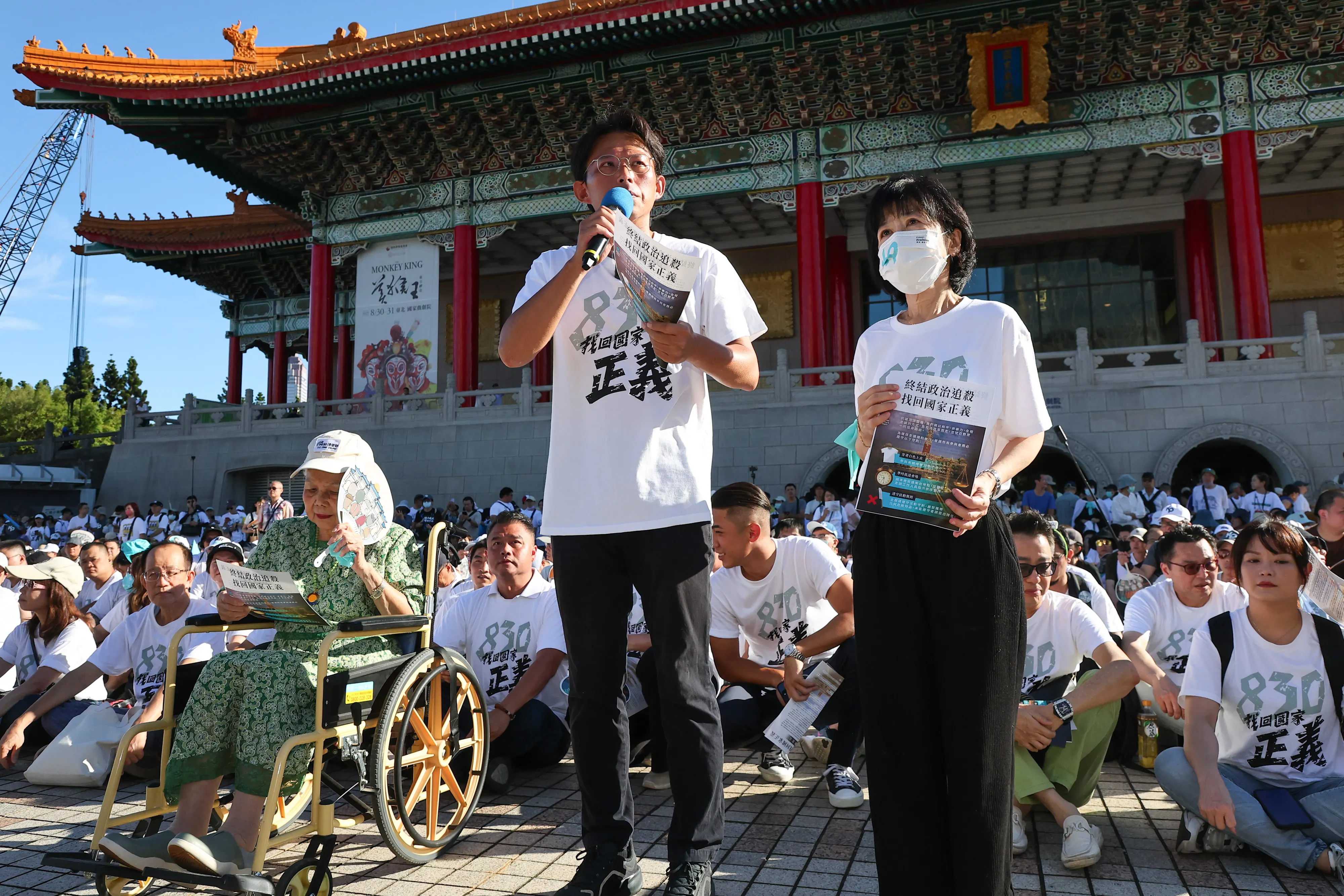 20250830-民眾黨主席黃國昌（中）、柯文哲太太陳佩琪（右）、柯媽何瑞英（左）30日出席民眾黨「司法改革，公民走讀」活動。（顏麟宇攝）