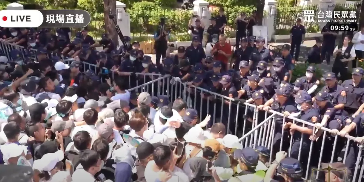 20250829-民眾黨30日上午舉辦「走讀活動」，隊伍與警方對峙推擠。（取自民眾黨直播）