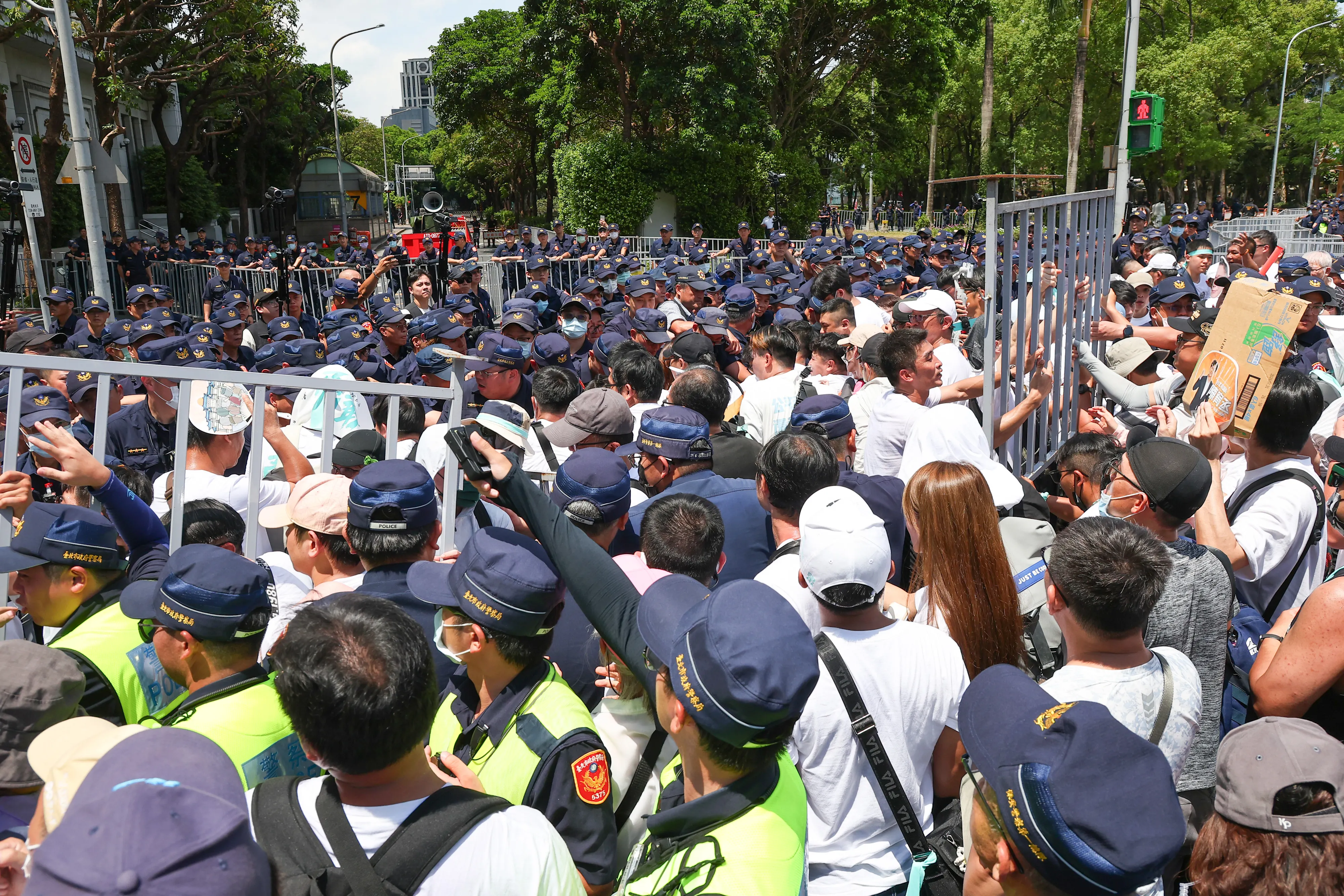 20250830-民眾黨30日進行「司法改革，公民走讀」活動，於愛國西路中山南路口與警方發生推擠。（顏麟宇攝）