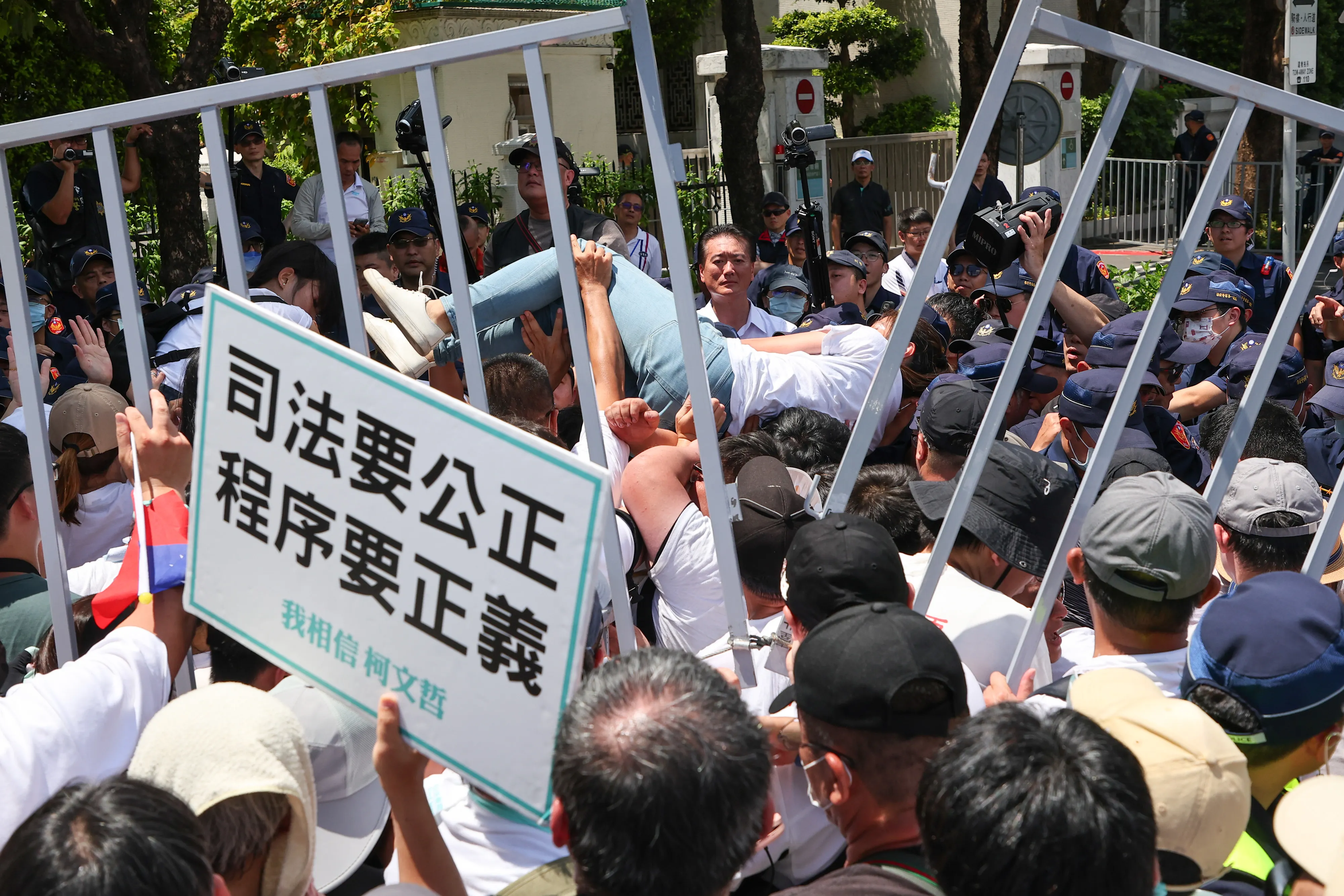 20250830-民眾黨30日進行「司法改革，公民走讀」活動，於愛國西路中山南路口與警方發生推擠。（顏麟宇攝）