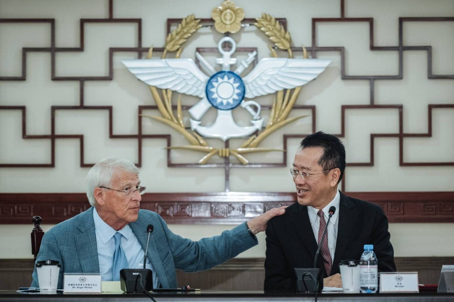 20250830-國防部長顧立雄（右起）與訪團就深化台美國防交流進行意見交換。（國防部提供）