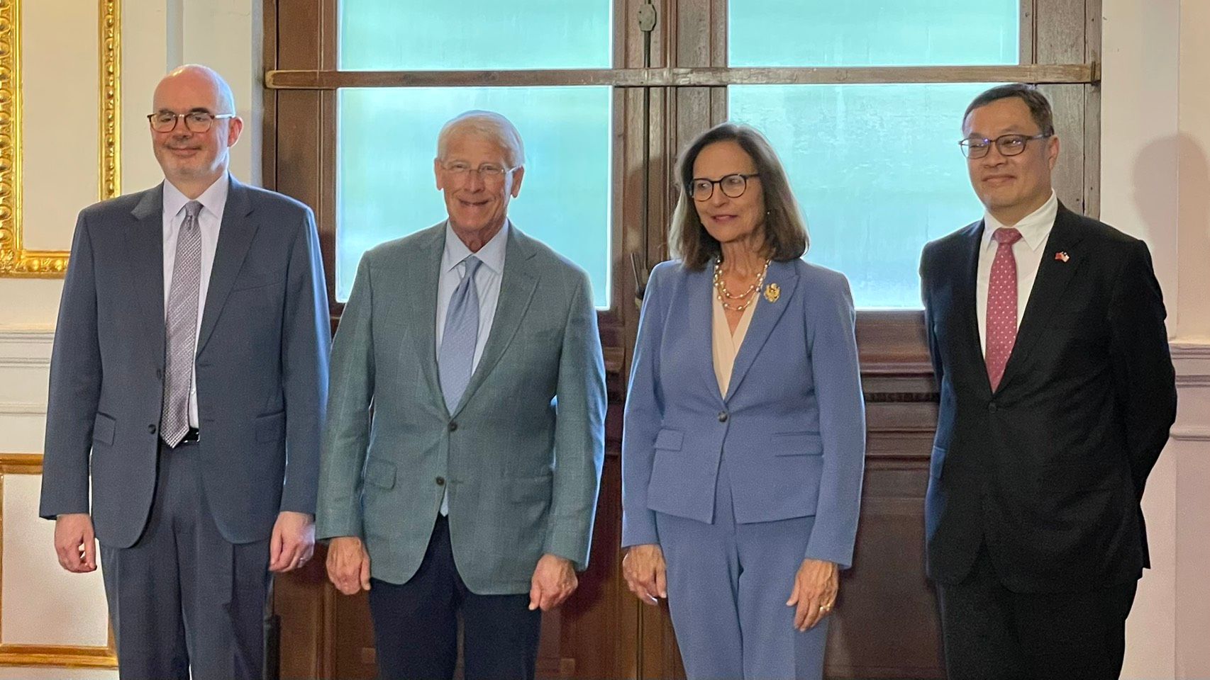 20250830-美國在台協會台北辦事處長谷立言（左起）30日陪同美國聯邦參議院軍事委員會共和黨籍主席韋克爾、共和黨聯邦參議員費雪於台北賓館召開小型媒體見面會。右為外交部政務次長陳明祺。（鍾秉哲攝）