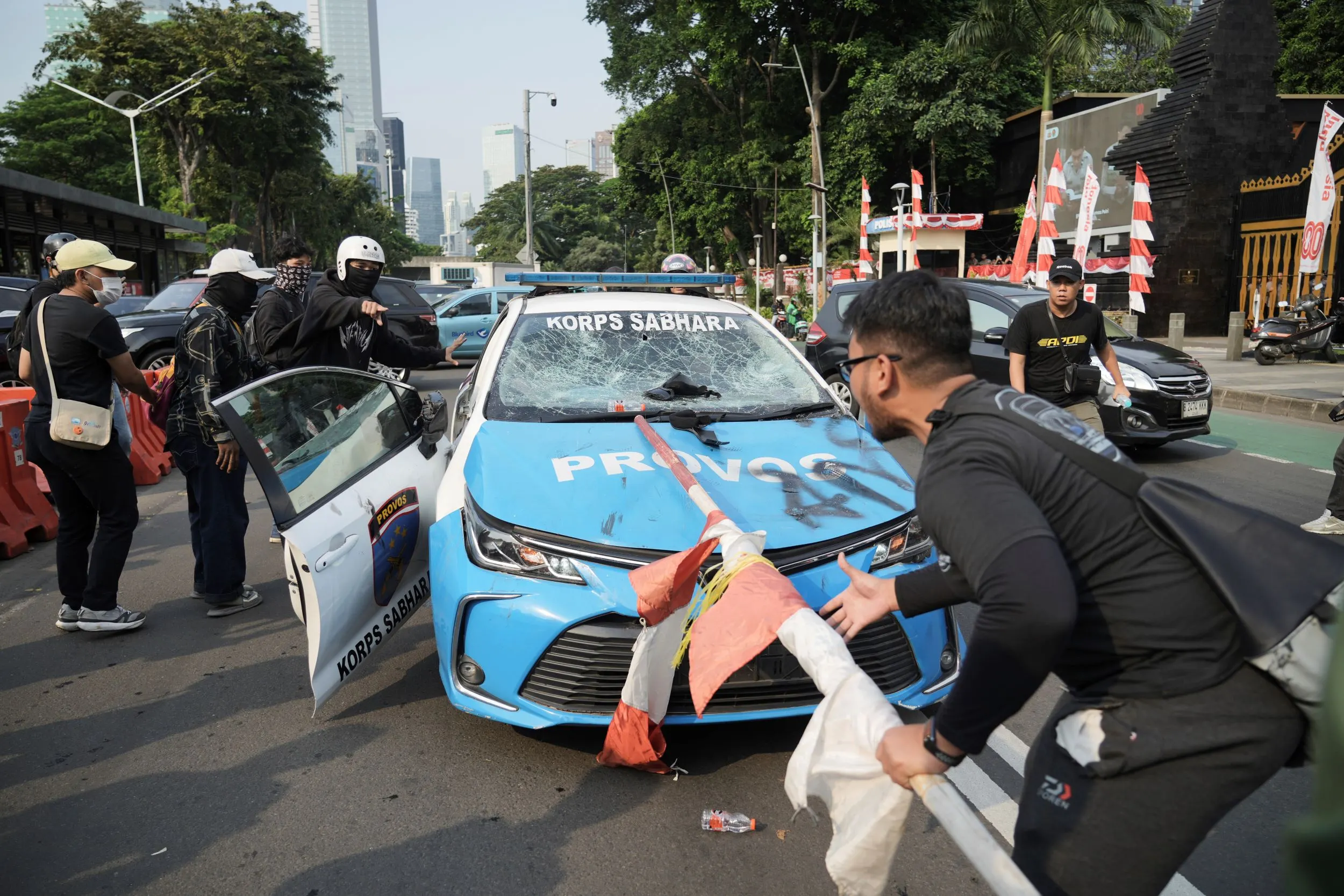 インドネシアの首都ジャカルタで激しいデモが発生し、民衆が警察車両を棒で破壊する。（AP通信）