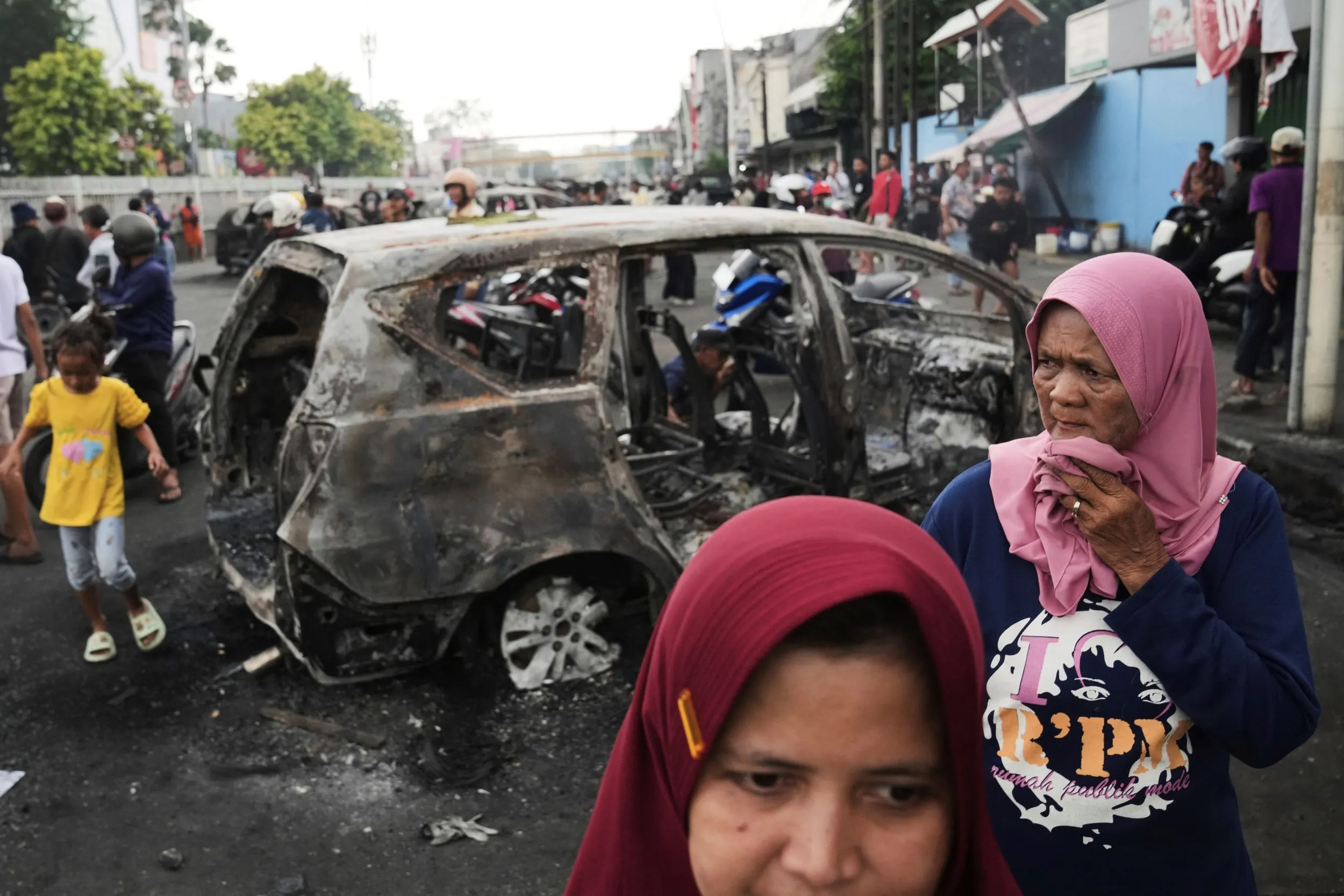 インドネシアの首都ジャカルタで激しいデモが発生し、抗議者が車両や雑物を燃やす。（AP通信）