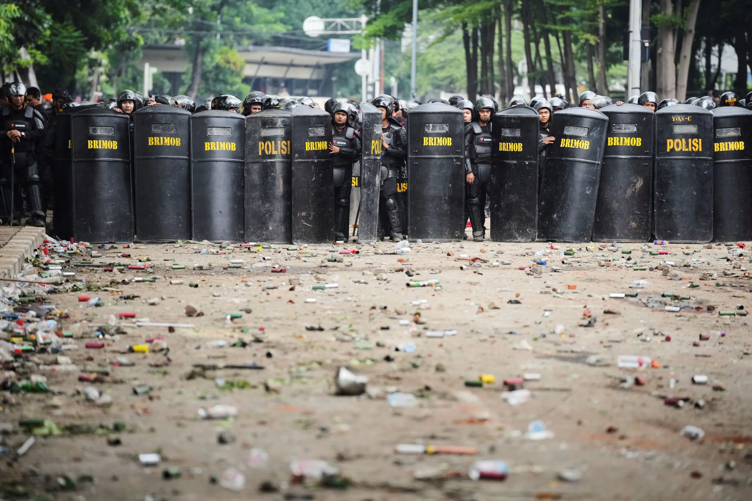 インドネシアの首都ジャカルタで激しいデモが勃発し、多数の鎮圧警察が出動して秩序を維持する。（AP通信）